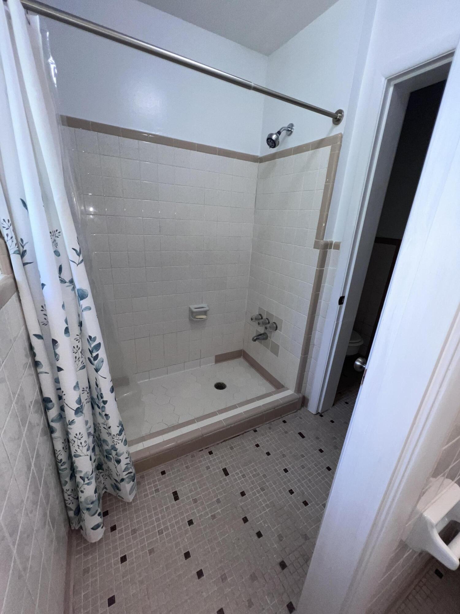 BAYSHORE PARK #3 LOT 5 BLK E - Residential Lease