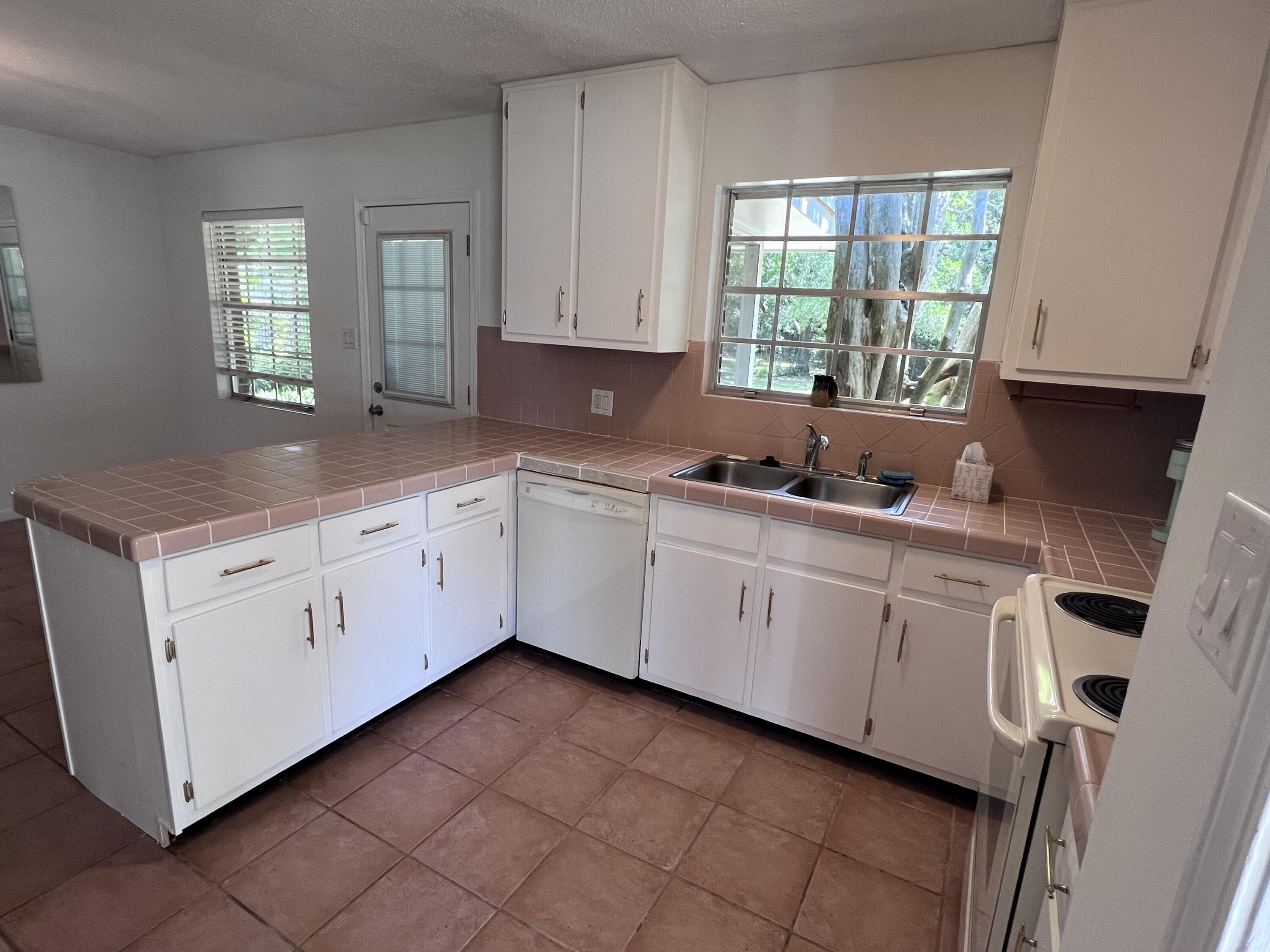 BAYSHORE PARK #3 LOT 5 BLK E - Residential Lease