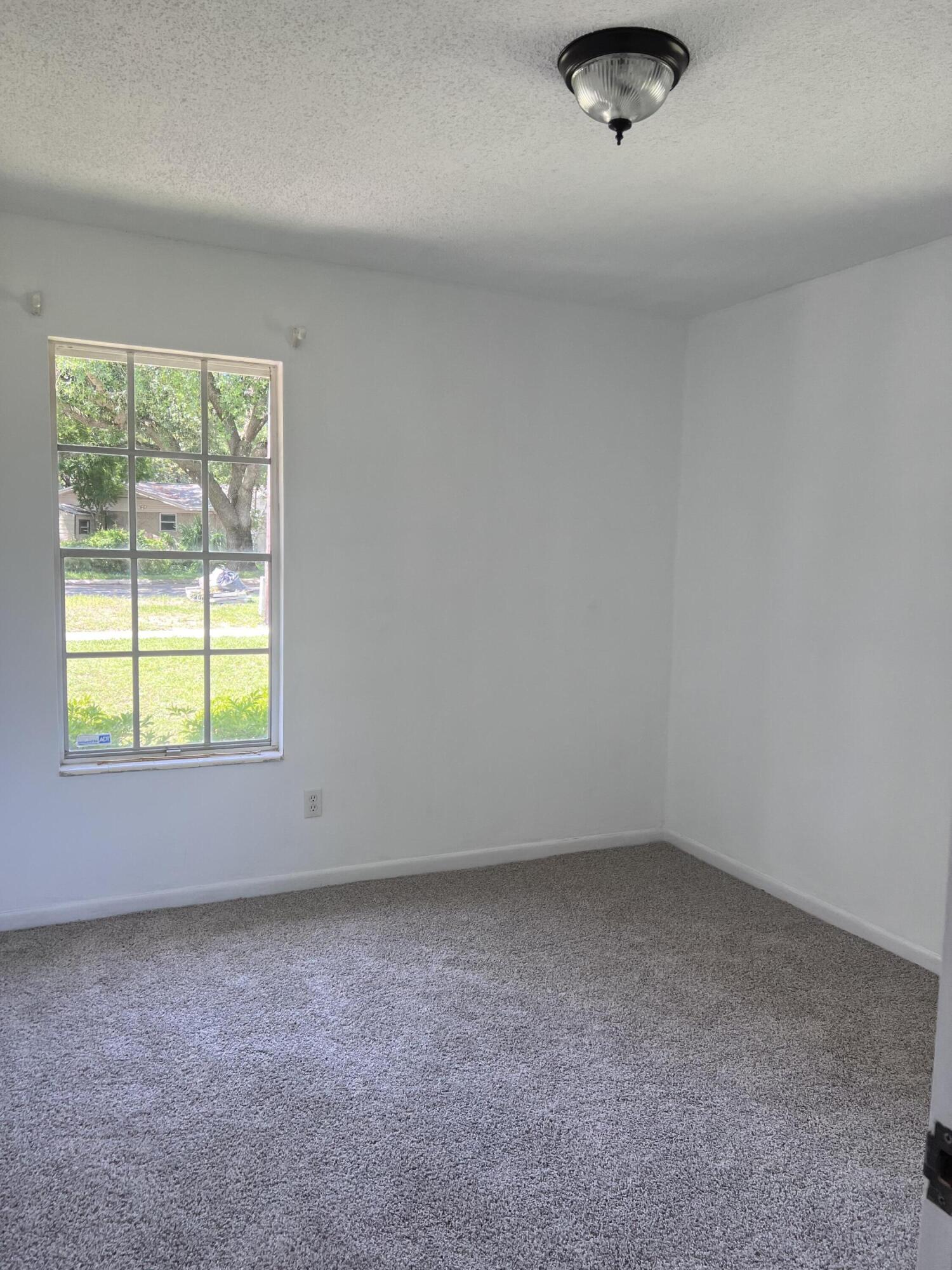 BAYSHORE PARK #3 LOT 5 BLK E - Residential Lease