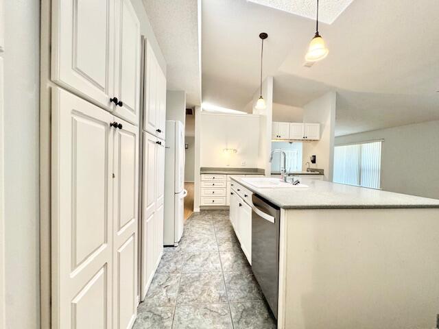 ROCKY BAYOU COUNTRY CLUB ESTATES 3 - Residential Lease