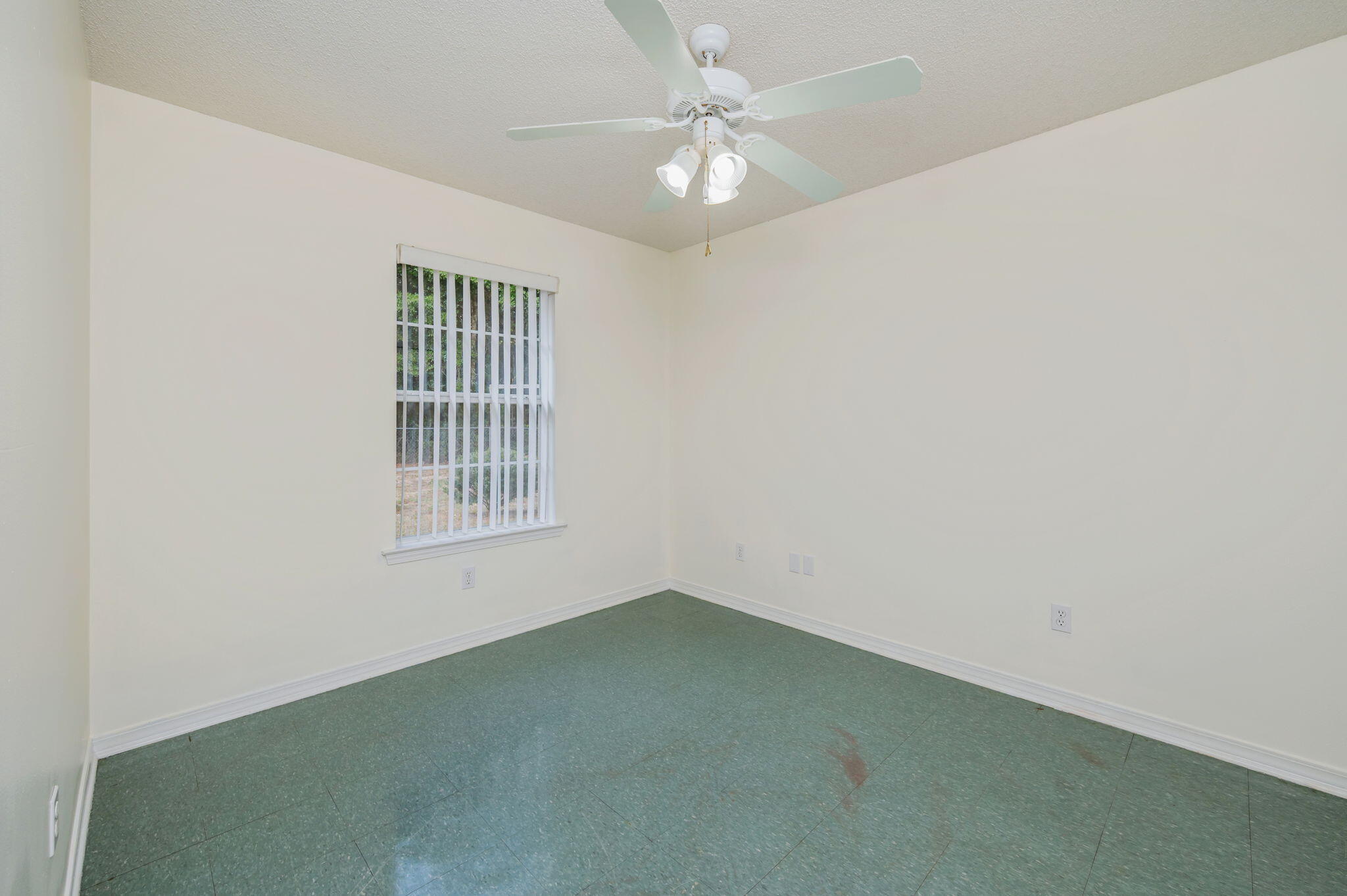 CHARLESTON OAKS - Residential