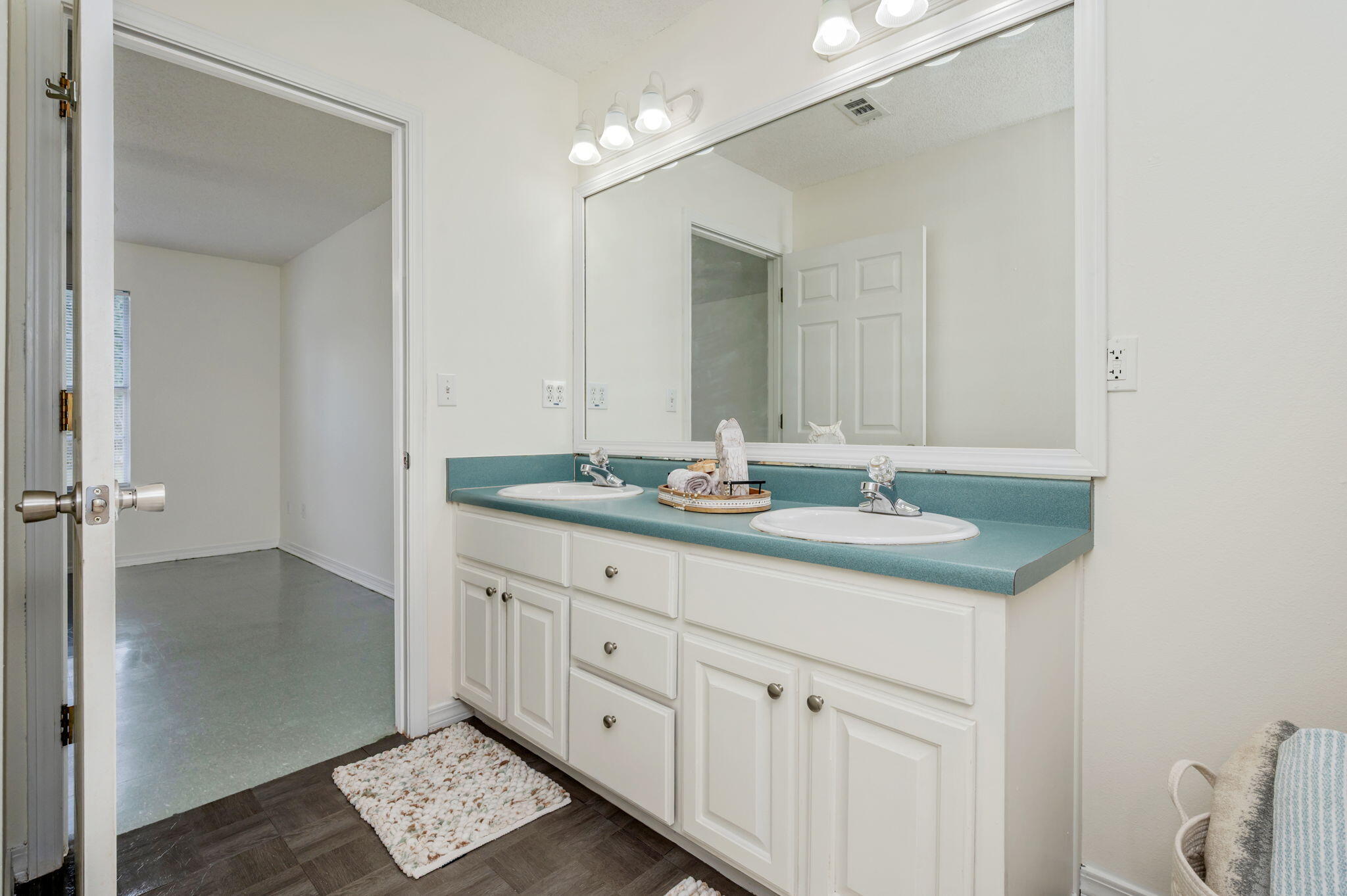 CHARLESTON OAKS - Residential
