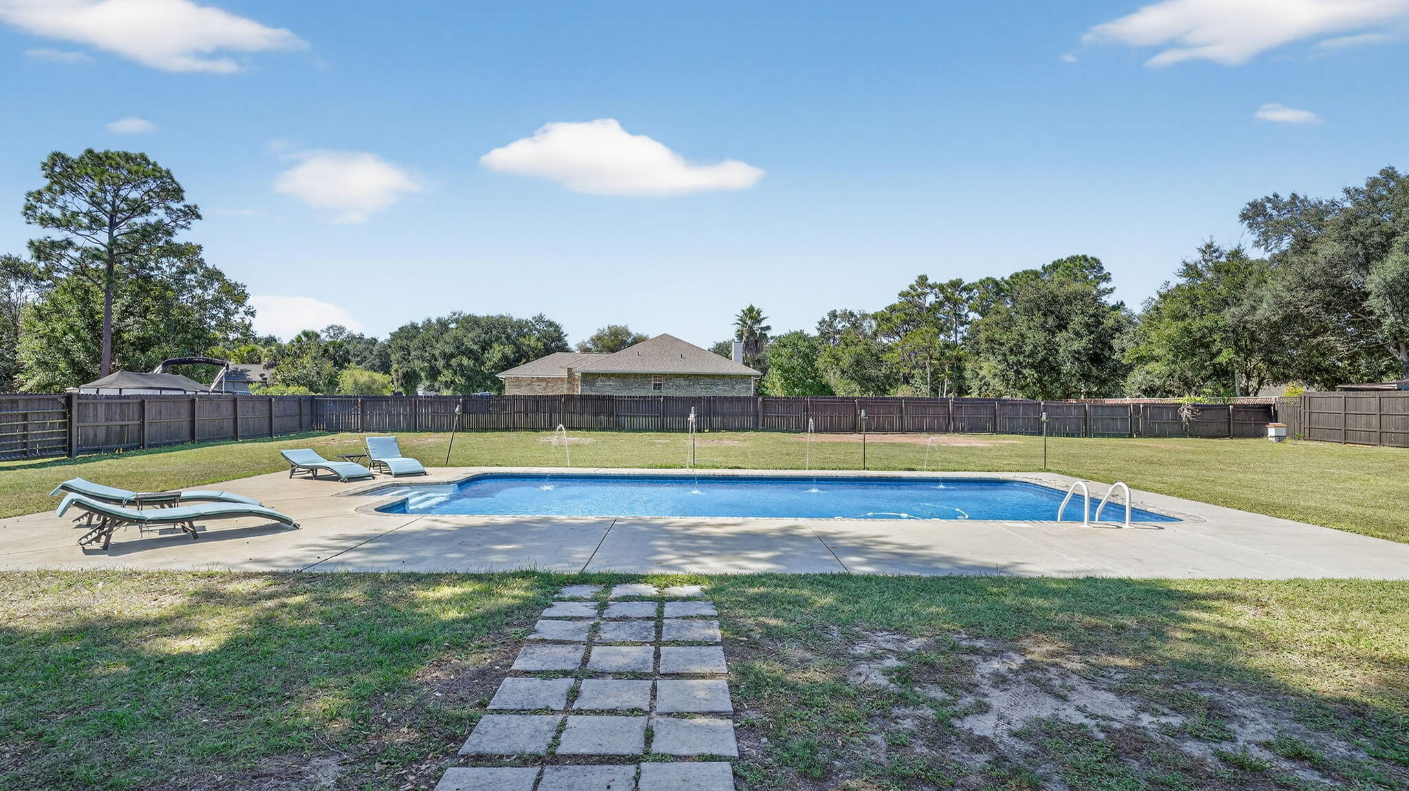 ROBLEDAL ESTATES - Residential