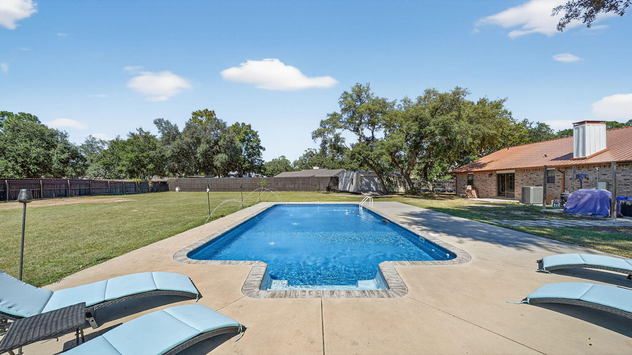 ROBLEDAL ESTATES - Residential