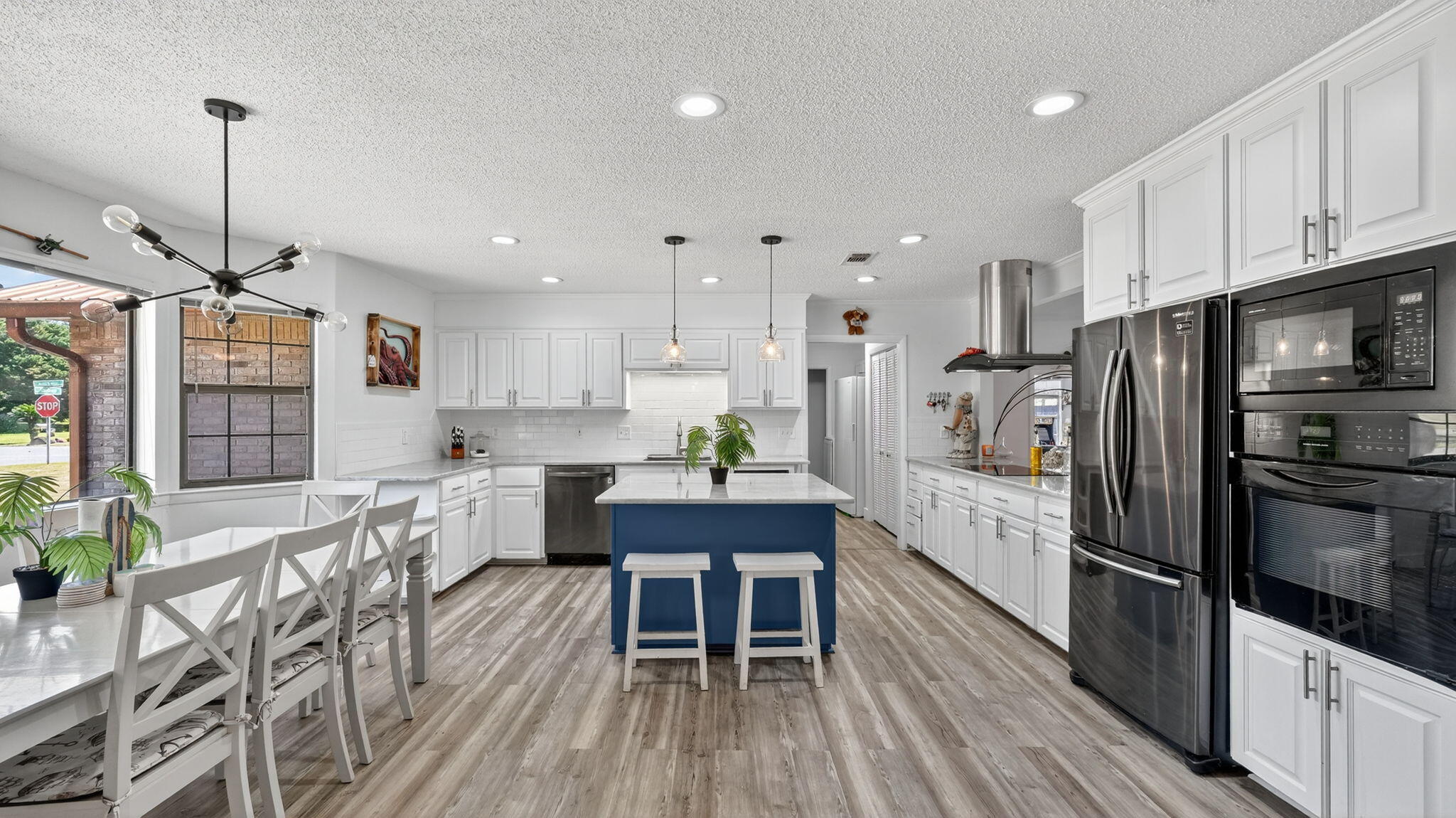 ROBLEDAL ESTATES - Residential