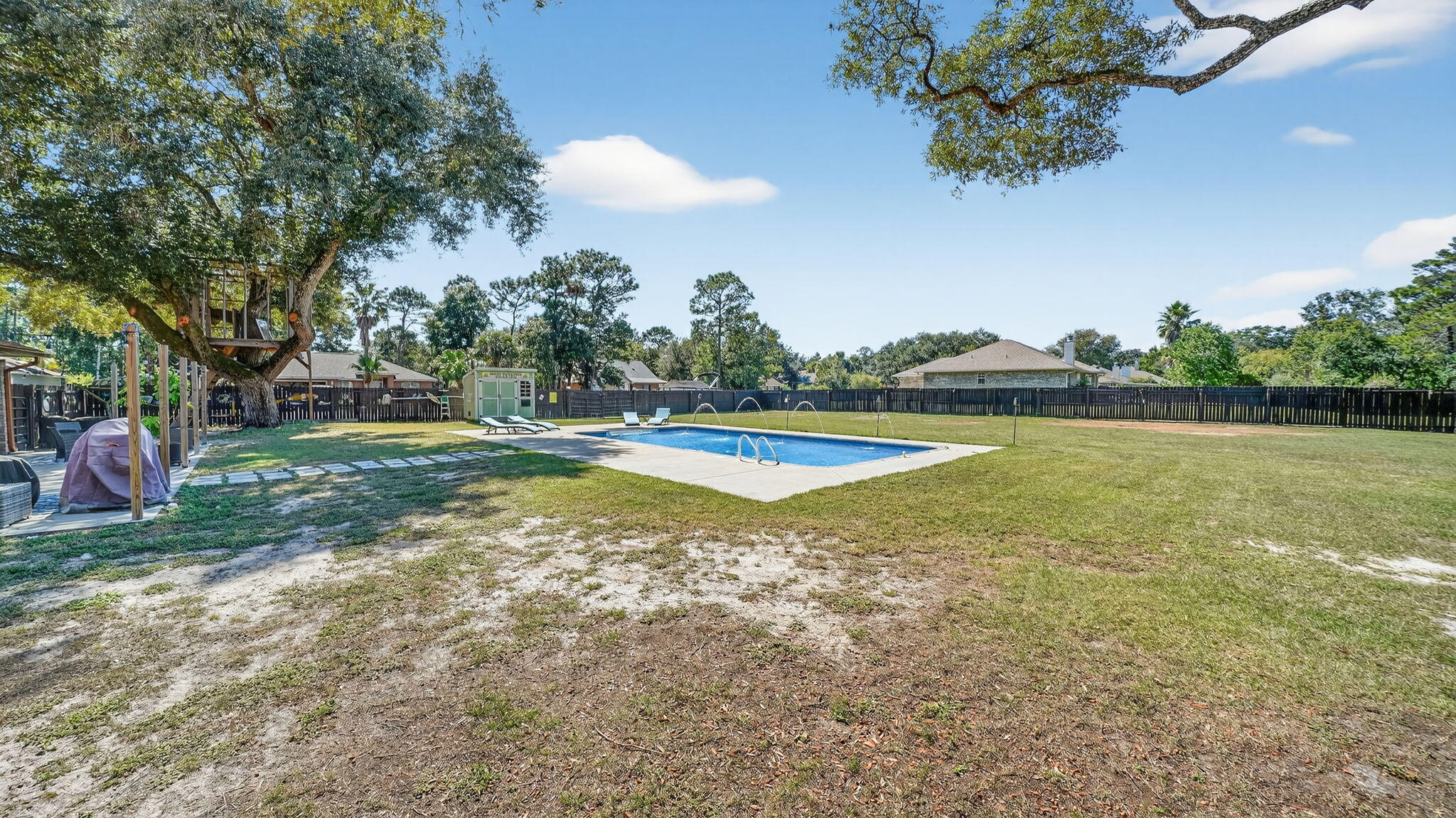 ROBLEDAL ESTATES - Residential