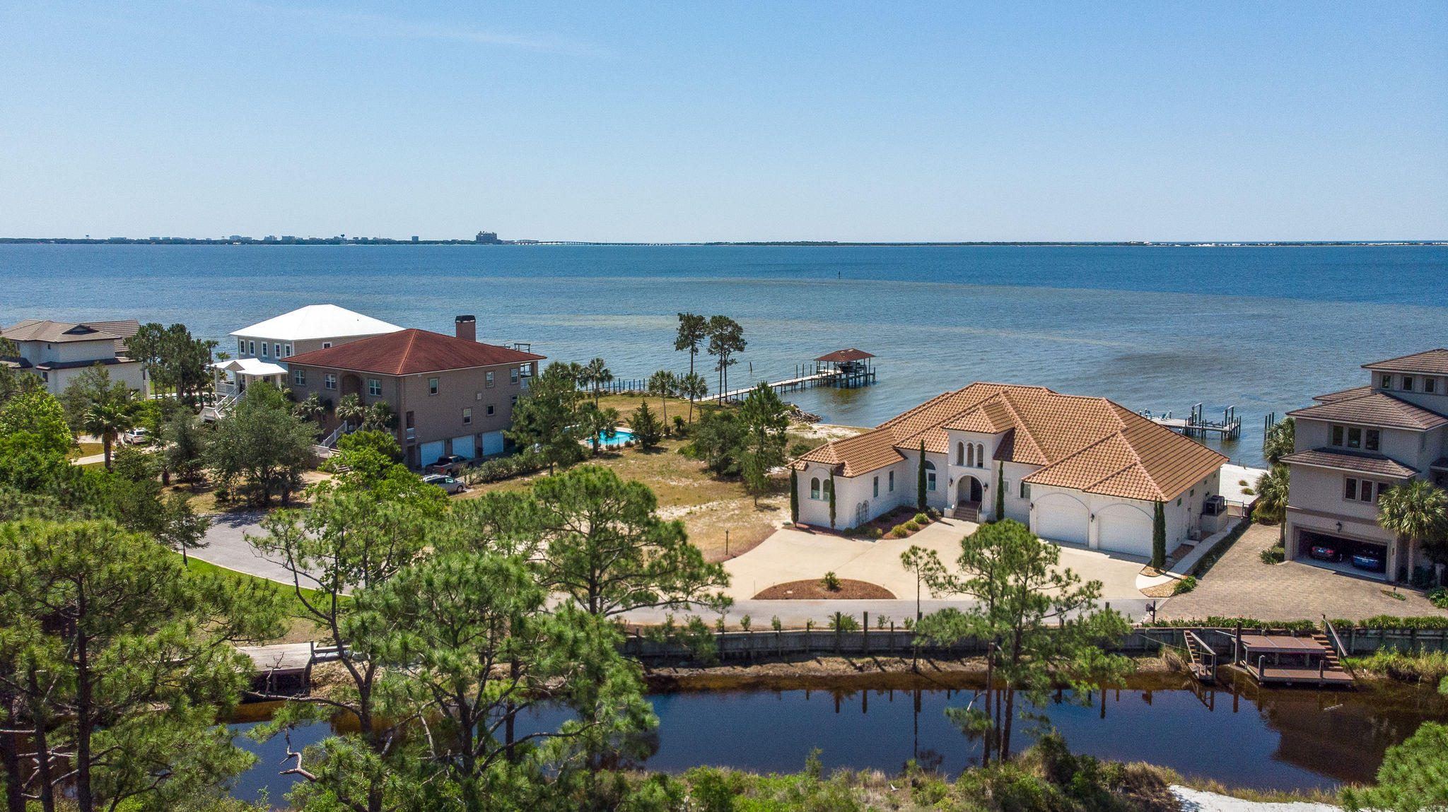BLACK POINTE - Residential