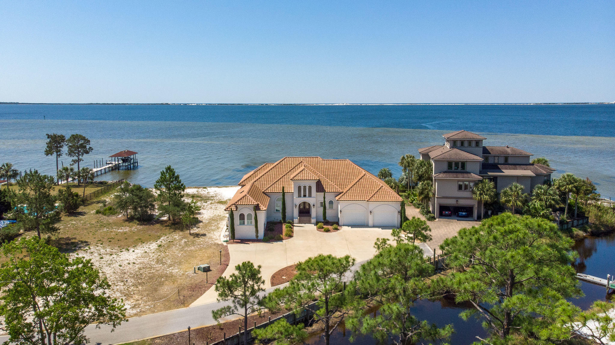 BLACK POINTE - Residential