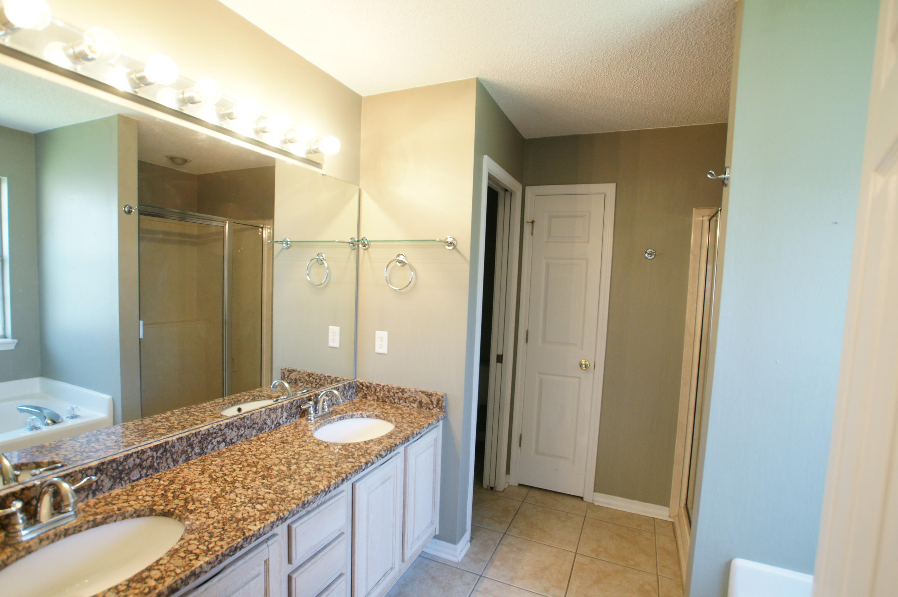 NORTH RIDGE CREEK S/D LOT 22 BLK B - Residential