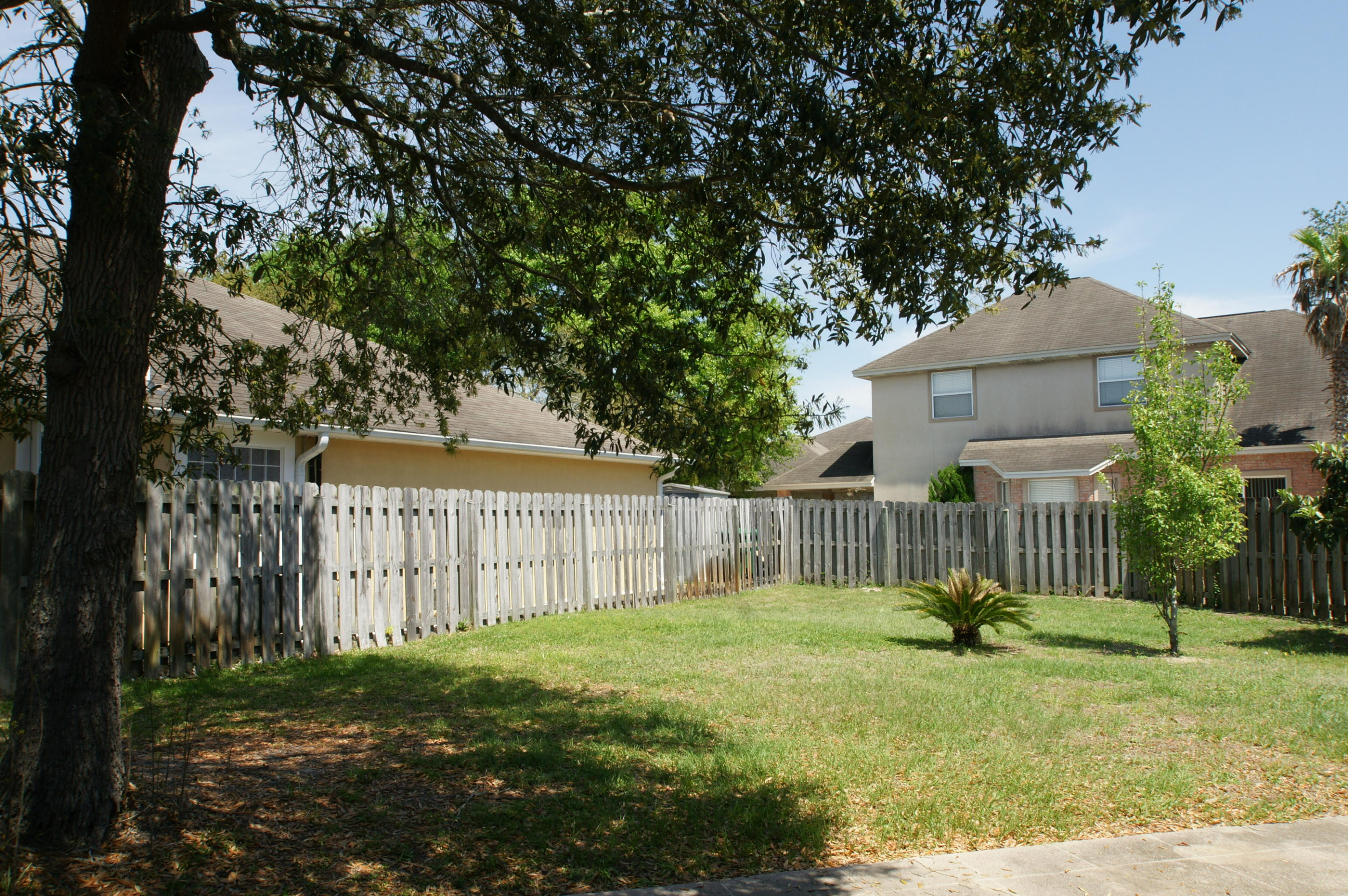 NORTH RIDGE CREEK S/D LOT 22 BLK B - Residential