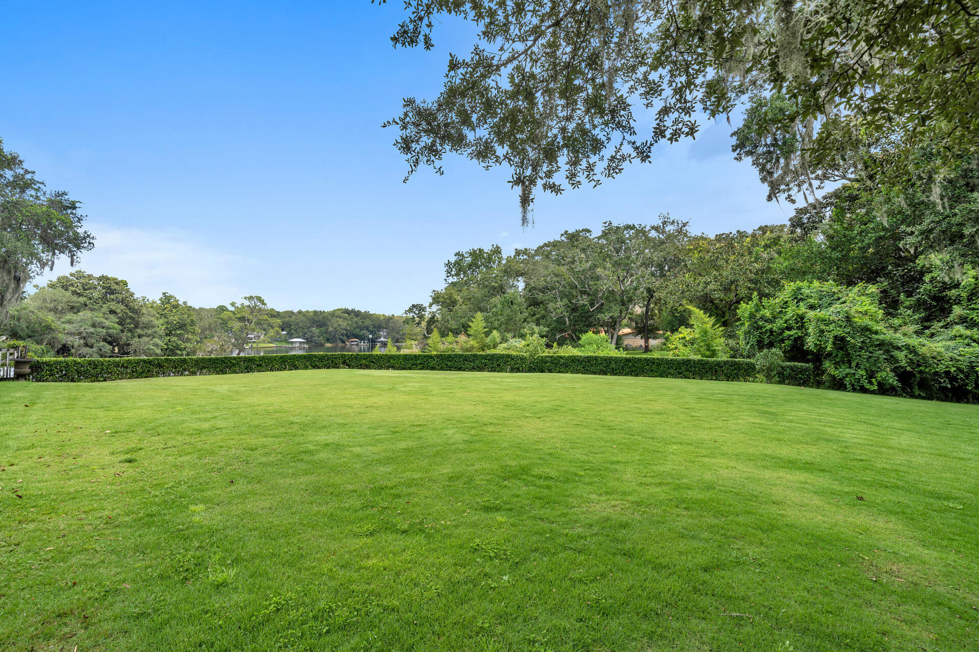 MAGNOLIA MANOR - Land