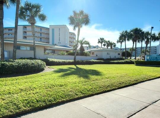 HOLIDAY SURF & RACQUET CLUB - Residential