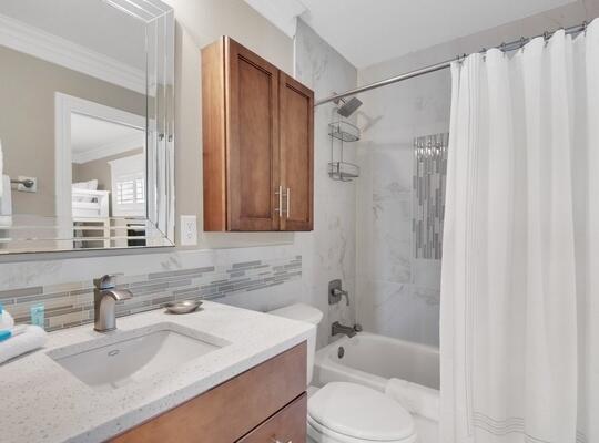 HOLIDAY SURF & RACQUET CLUB - Residential