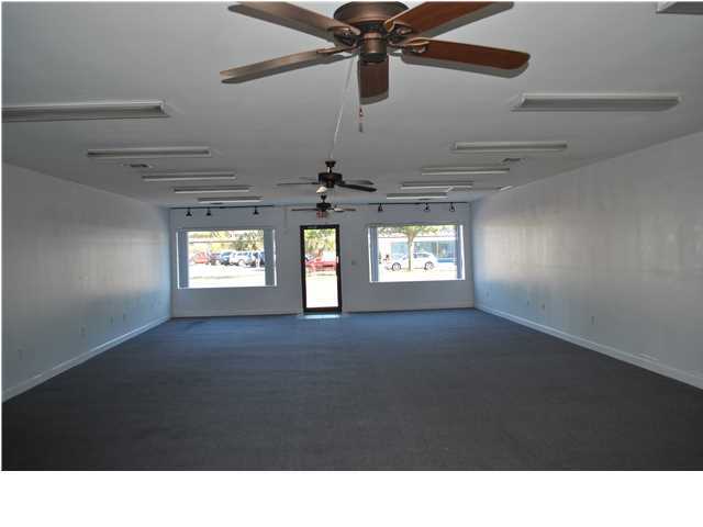 EXCELLENT RETAIL SPACE LOCATED RIGHT ON EGLIN PKWY IN FWB. LARGE WINDOWS, BIG OPEN AREA, AND UPDATED BATHROOM. WILL BE FRESHLY PAINTED.