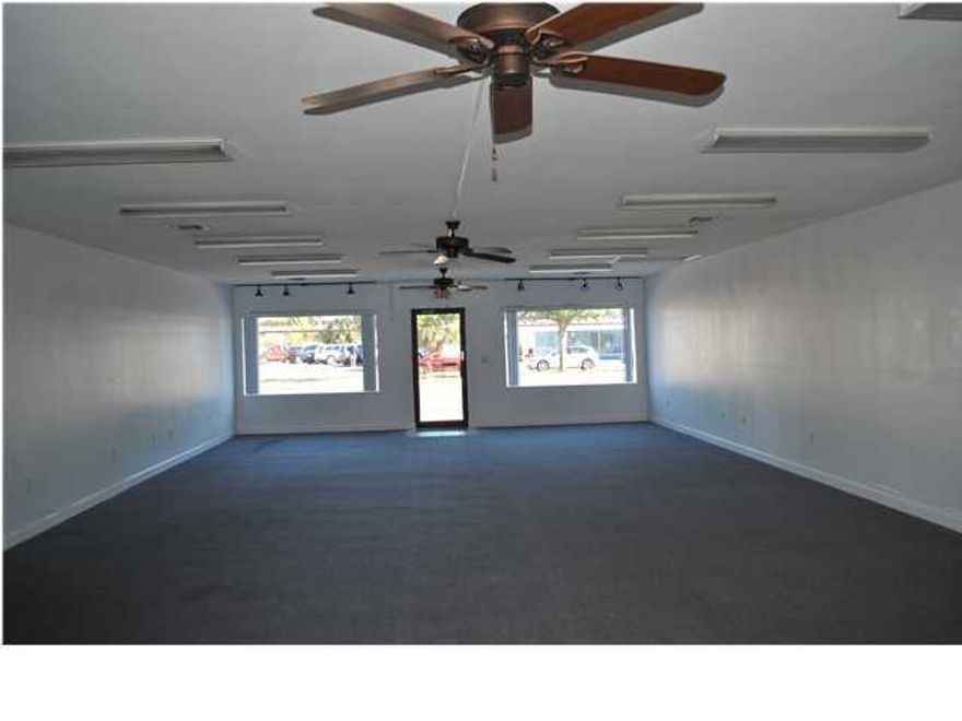 EXCELLENT RETAIL SPACE LOCATED RIGHT ON EGLIN PKWY IN FWB. LARGE WINDOWS, BIG OPEN AREA, AND UPDATED BATHROOM. WILL BE FRESHLY PAINTED.