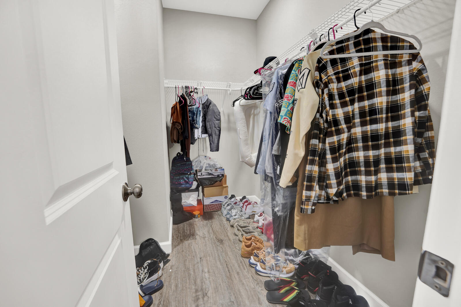 STABLE LANES - Residential