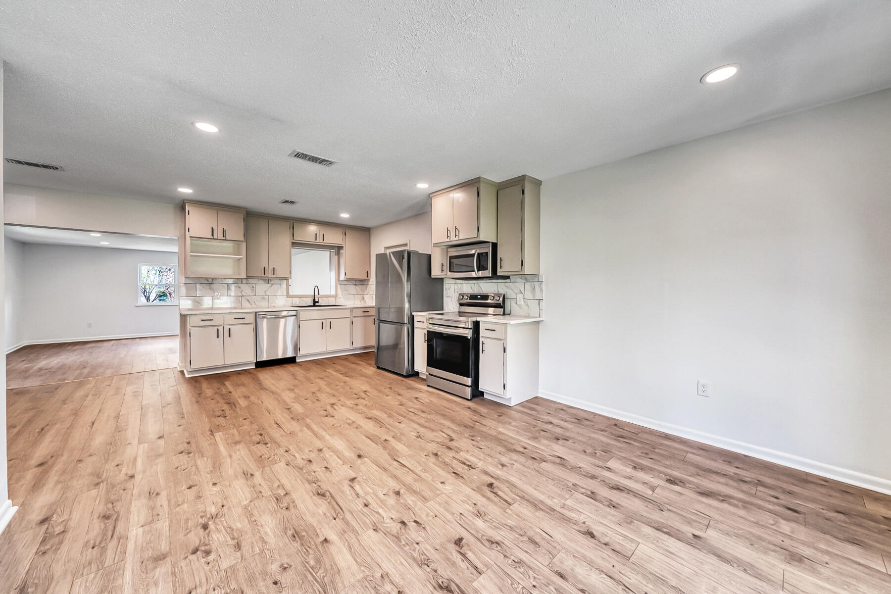 PORT DIXIE LOTS 6 & 7 & E 10 FT OF LOT 5 BLK 103 - Residential