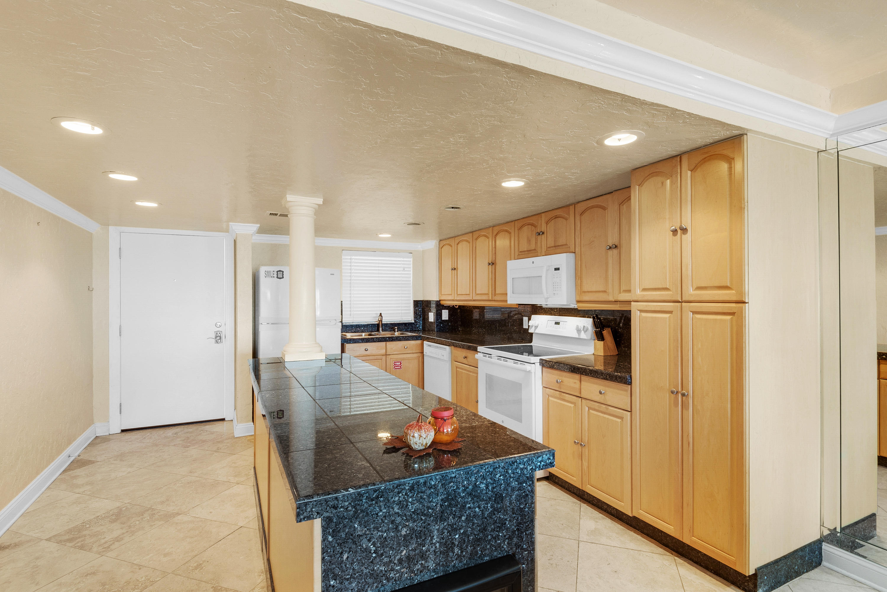 EL MATADOR CONDO - Residential