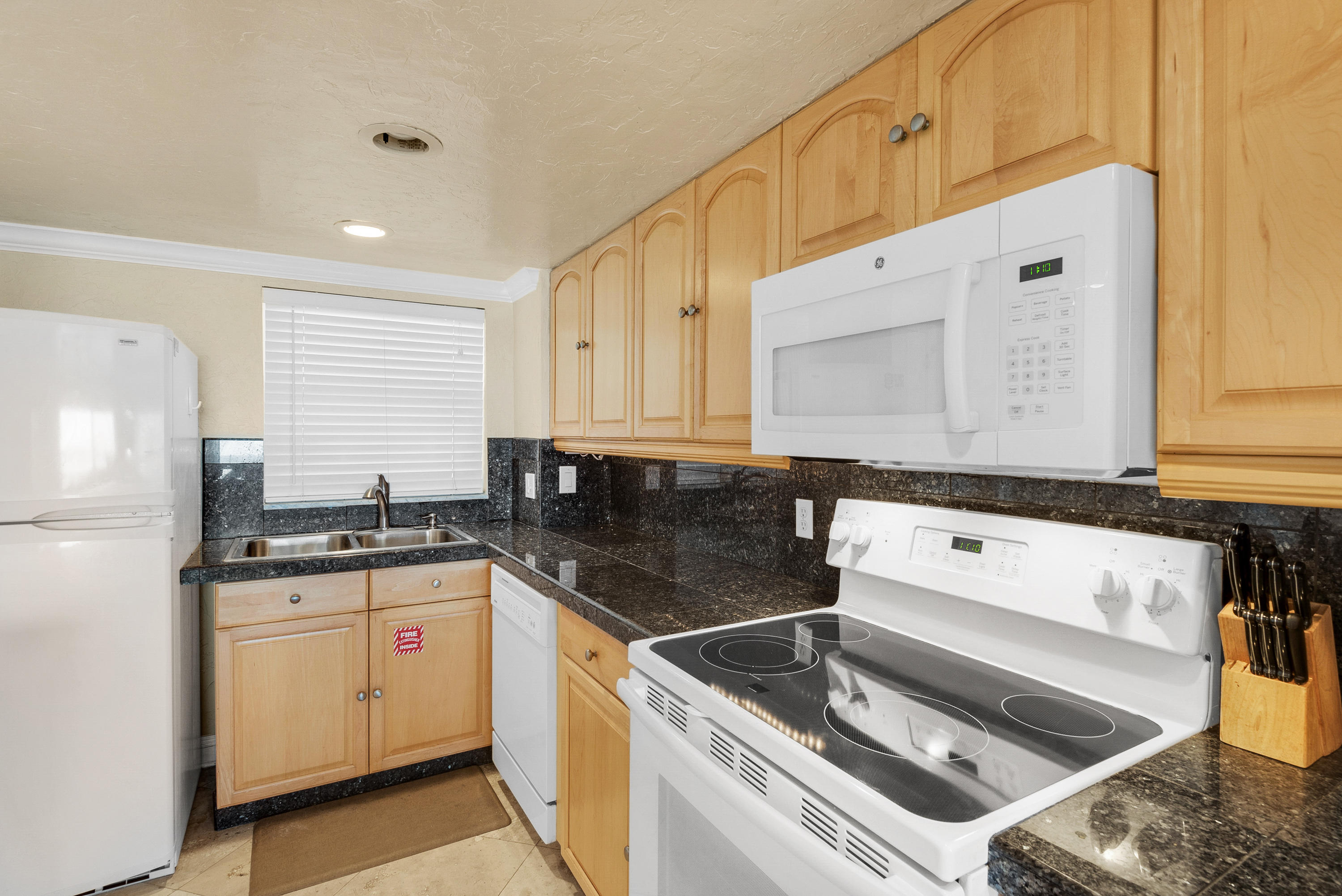 EL MATADOR CONDO - Residential