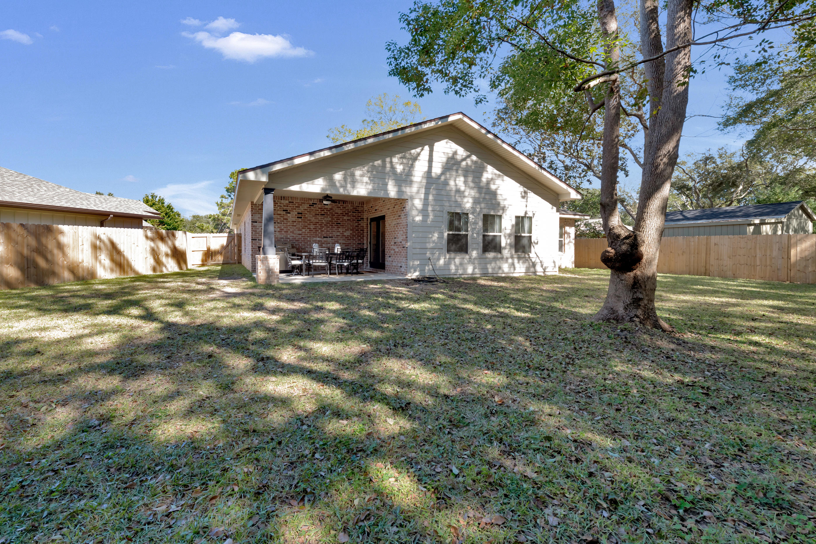 ELLIOTTS POINT - Residential