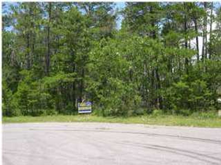 Beautiful wooded lot the backs up to a small lake area, Only minutes from Destin Commons and the Beach