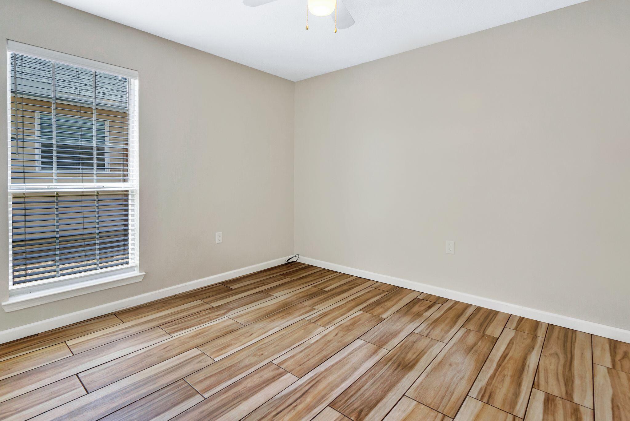 EMERALD GARDENS N 1ST ADD LOT 11 - Residential
