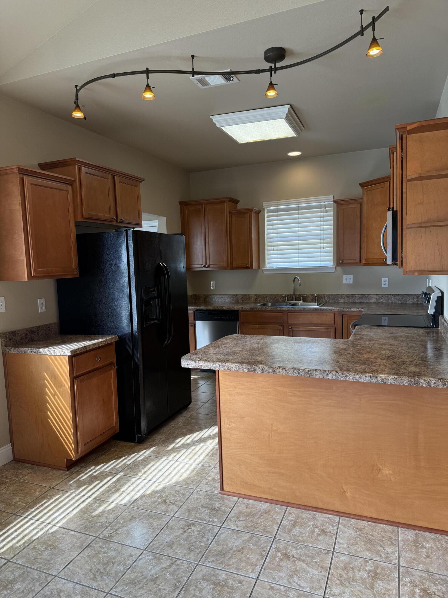 OAKWOOD HILLS UNIT 3 - Residential Lease