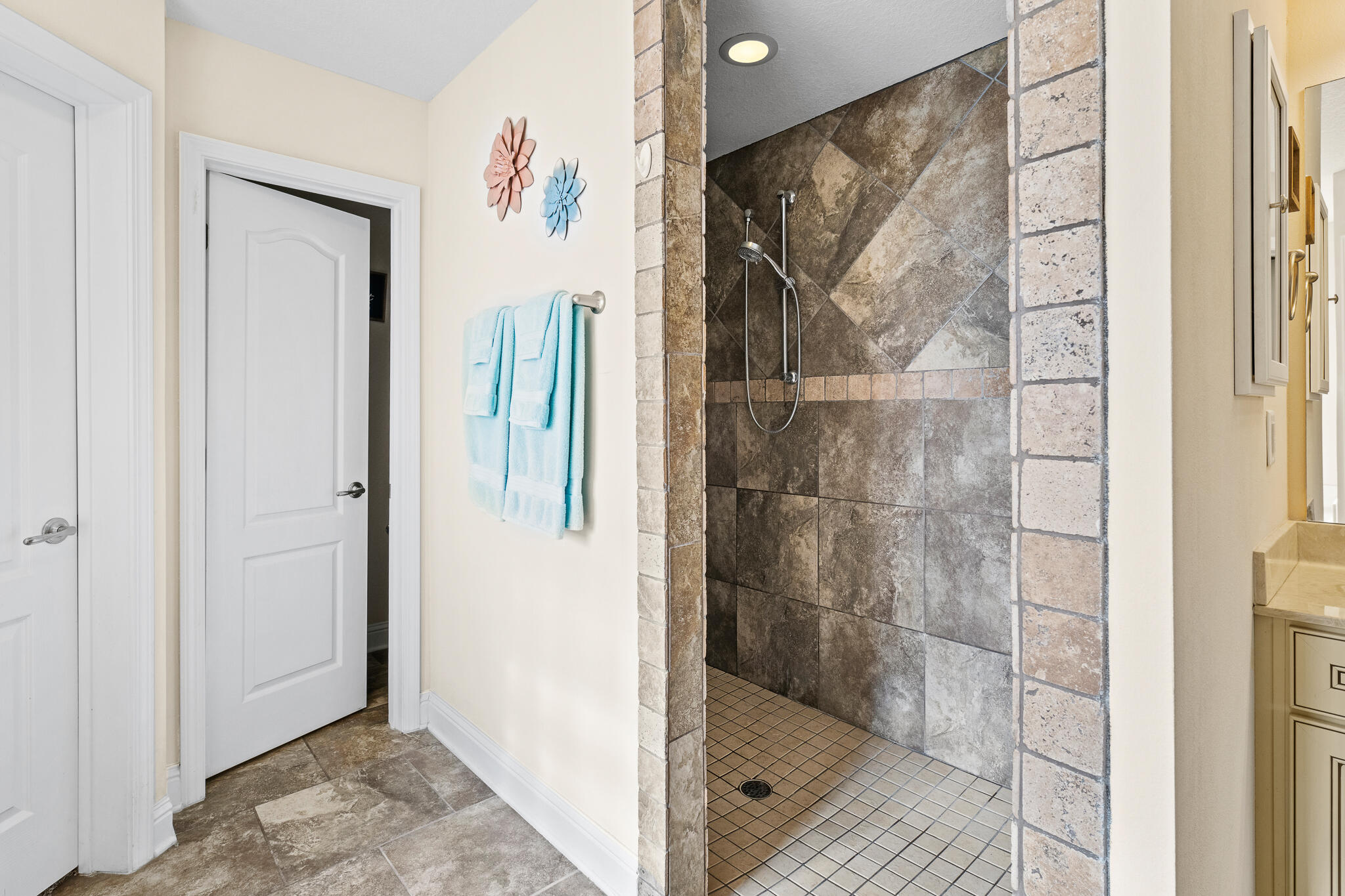 BROWNSTONE MANOR - Residential