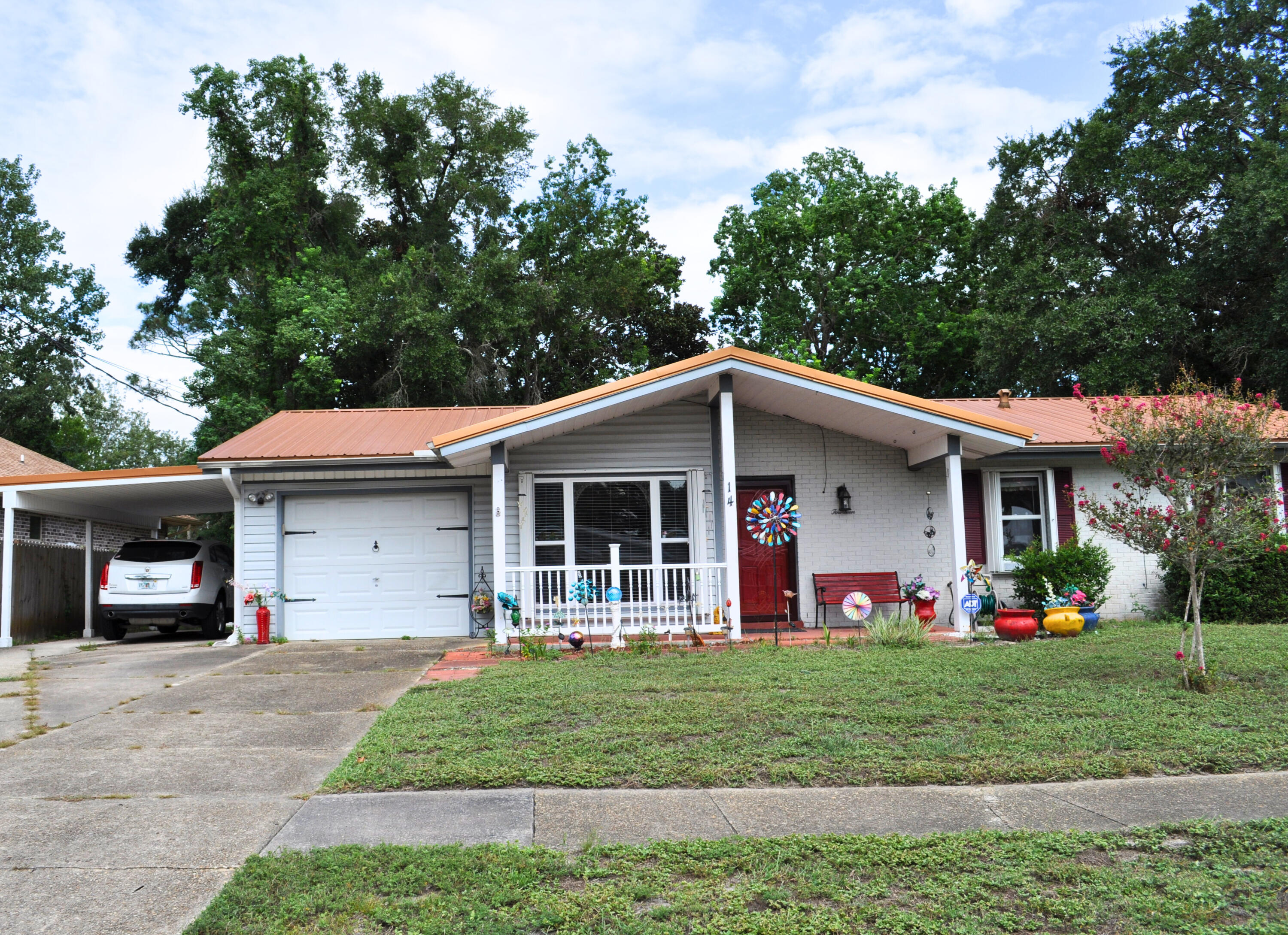 BACK ON MARKET AT NO FAULT OF THE SELLER. BUYER FINANCING FELL THROUGH. Brand new Hot Water Heater! Exceptional home located in the heart of Mary Esther! Quick drives to surrounding area shopping, dining, and activities. This 3 bed/1.5 bath offers a spacious living room, dining room and kitchen, with a screened in porch, a fully fenced in backyard with workshop, and on a cul-de-sac street - no thru traffic! Call today to make 14 Caswell Circle your home!