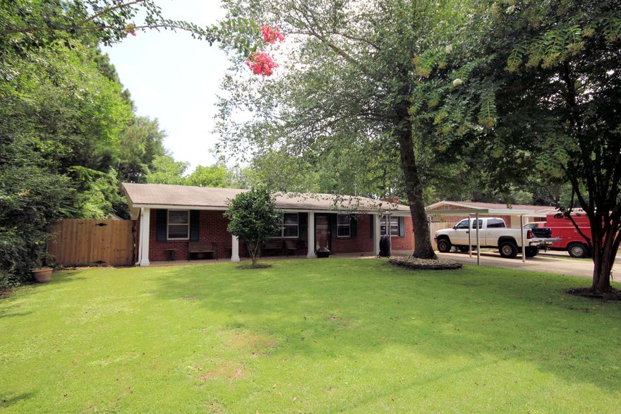 Look no further, this is a wonderful house. Gorgeous home, close to Hurlburt and Eglin AFB.Very spacious kitchen, completely upgraded. Stainless steel appliances in kitchen convey, deep sink, beautiful wood cabinets. The kitchen truly is the heart of the home.A lot of care and attention has been added to every room of this lovely home. The bonus room and dining room lead to the backyard with an open patio perfect for outdoor entertaining. Backyard also contains a 16x13 workshop.New A/C unit installed. Don't miss out on this gorgeous home!!