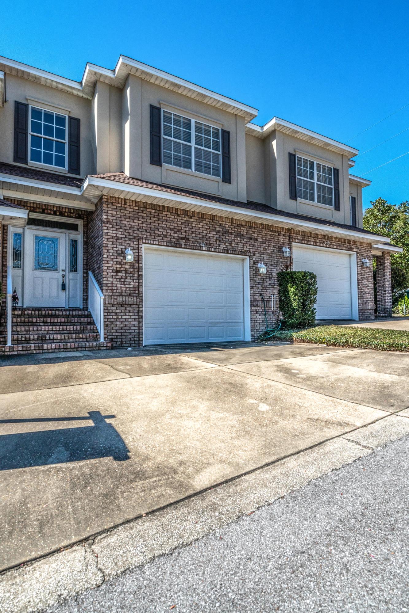 WALTON OAKS TOWNHOMES - Residential
