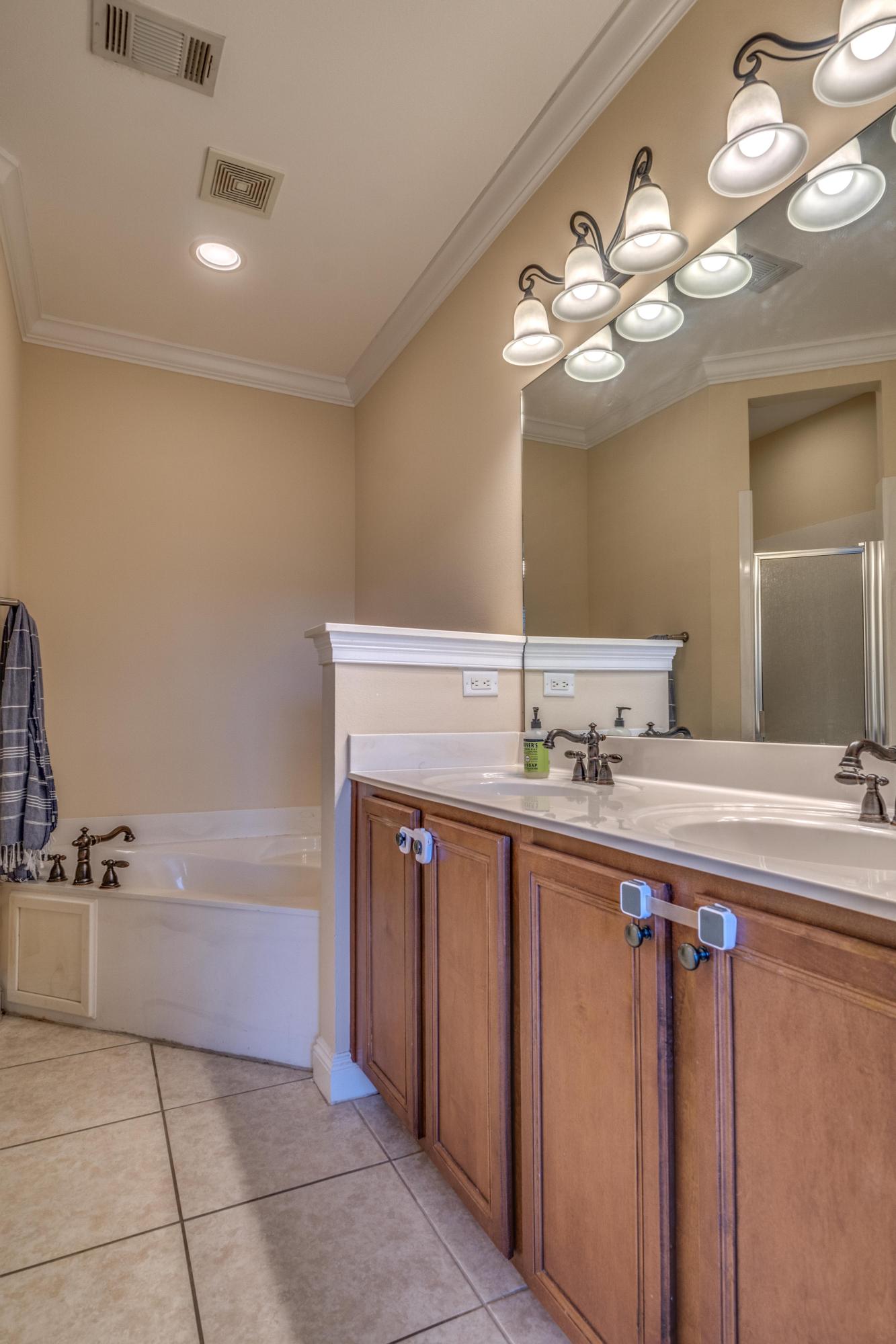 WALTON OAKS TOWNHOMES - Residential