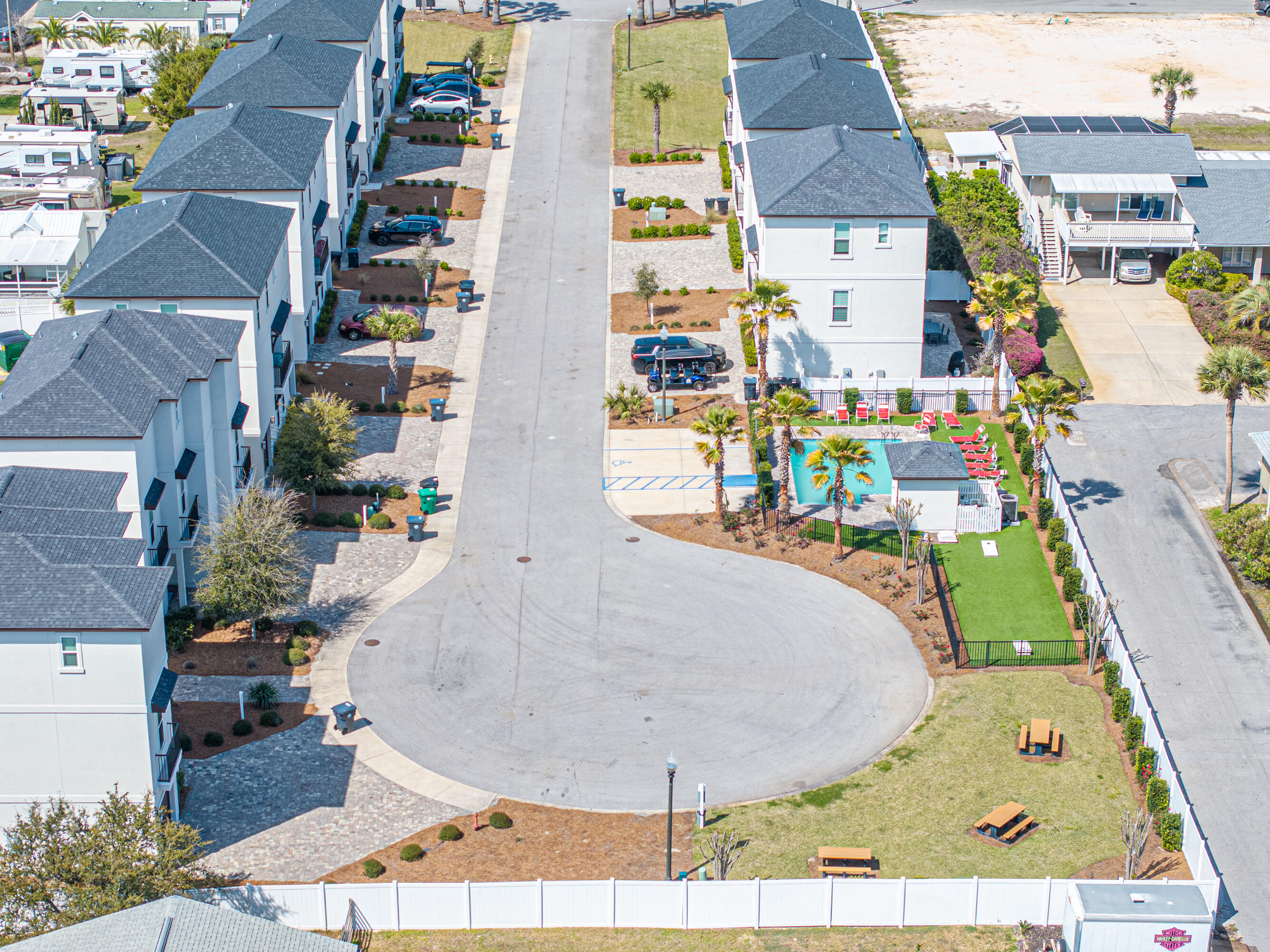 HIDDEN PALMS - Residential