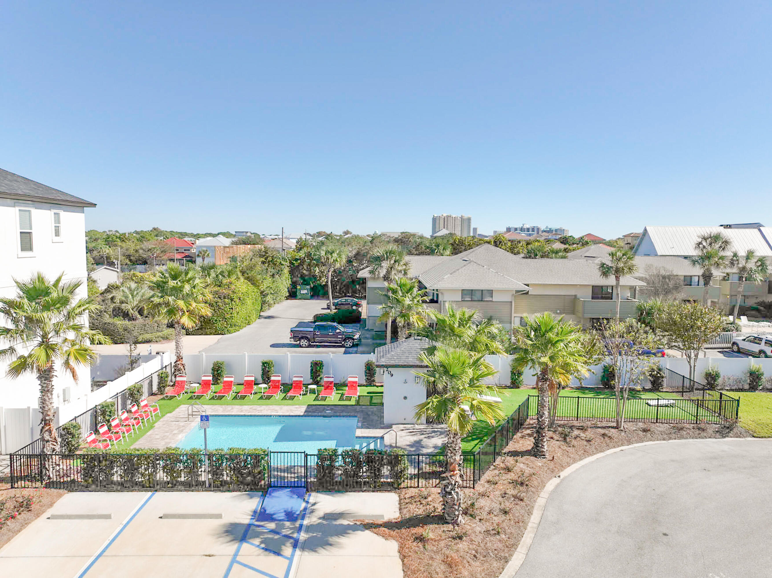 HIDDEN PALMS - Residential