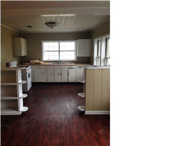 This newly renovated 1 bedroom 1 bath unit features new Pergo flooring throughout and has been freshly painted. Gas stove and central air, make this a comfy spot! Stop by our office to set-up your viewing today!