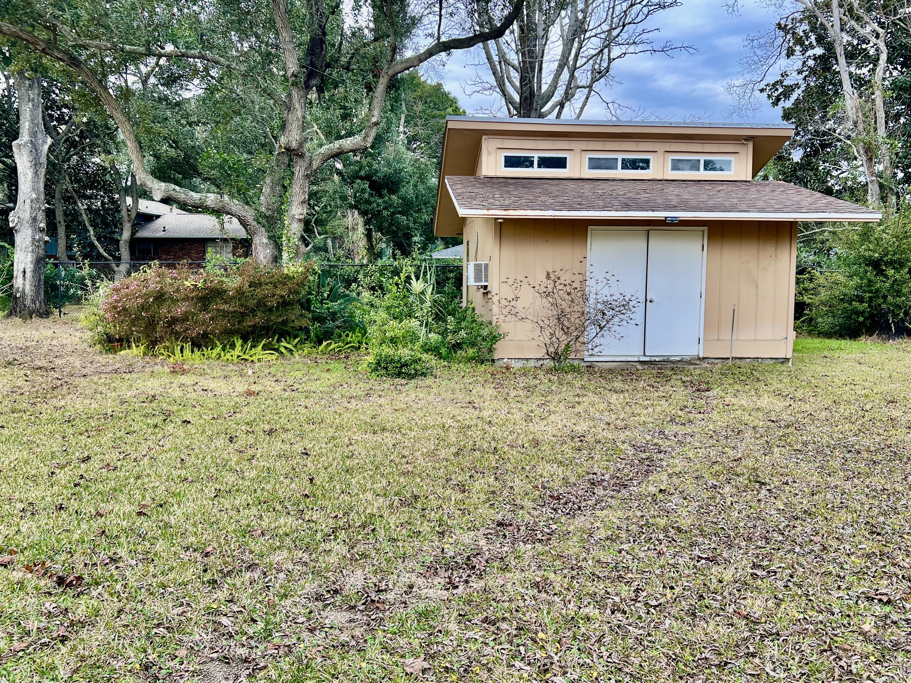 ELLIOTTS POINT - Residential