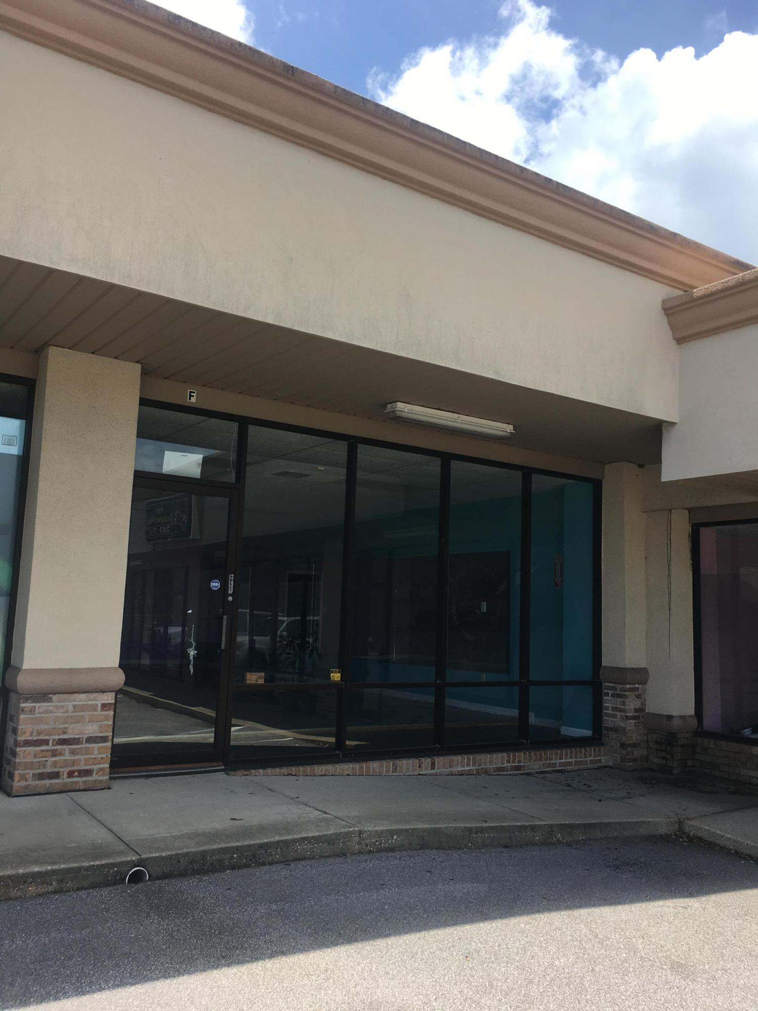 1,000 SF, open floorplan, retail/office space. This plaza is is easily accessible from both Jonquil and Mary Esther Cutoff and adjoins the Publix/TJ MAX Shopping Center.