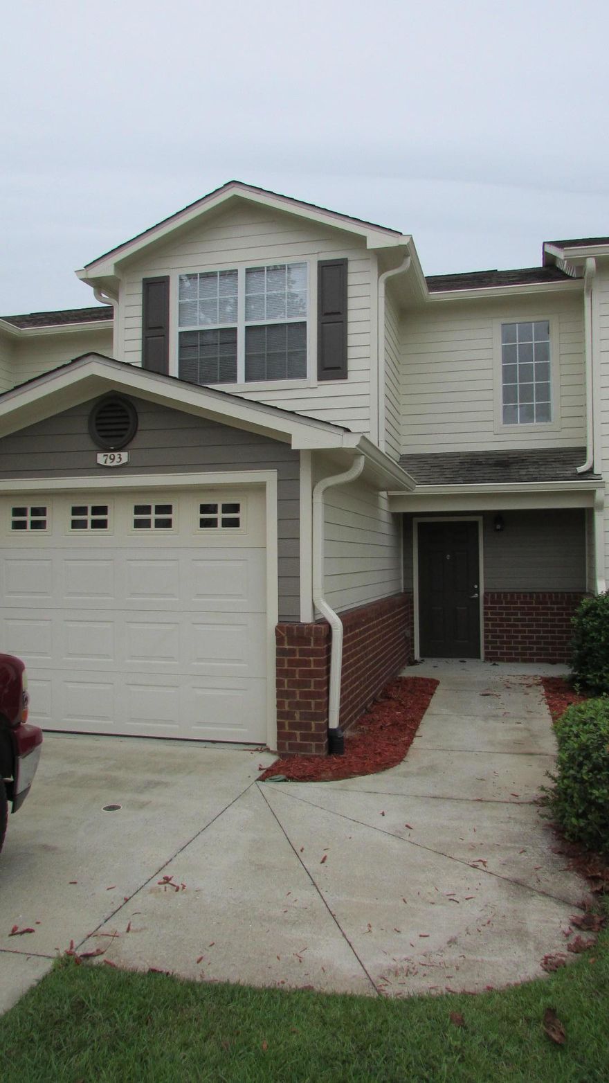 Move in ready Townhome on the South end of Crestview. Convenient to Shopping and Bases. Newer Carpet in Bedrooms, Hall/Stairway, New Tile installed in Living/Dining Area & freshly Painted throughout. This property is Move-In ready!