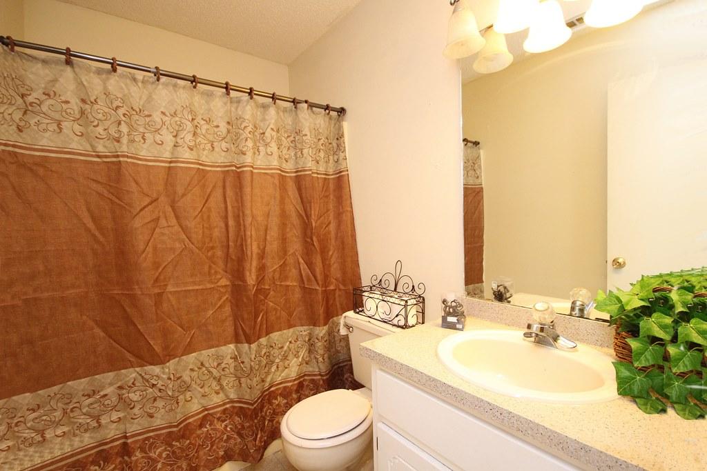 COLLEGE OAKS - Residential