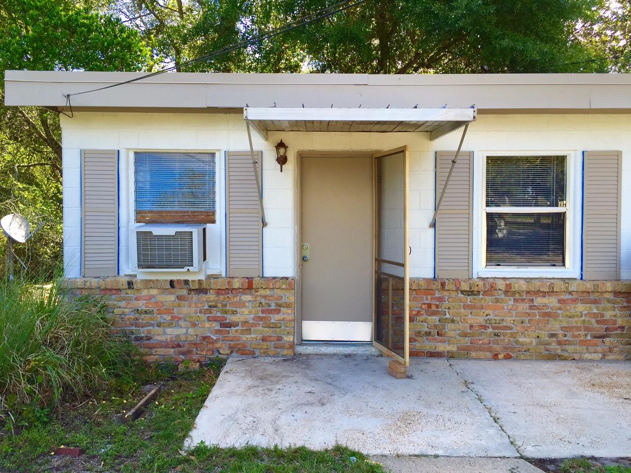 This cottage is available for a Month to Month lease. Your search for a cozy cottage rental in Destin is over! Just off the bridge, near Calhoun Park lies this wonderful 1BR/1BA duplex. Interior features include wall-to-wall carpet and a fully equipped kitchen. Water, sewer and trash are included in the rent. You will undoubtedly enjoy the home's convenient location to HarborWalk Village, Choctawhatchee Bay and all of Destin's finest attractions. Don't wait, deals like this never last long! No Smoking. Pet friendly, under 25lbs and pending owner approval and deposit.