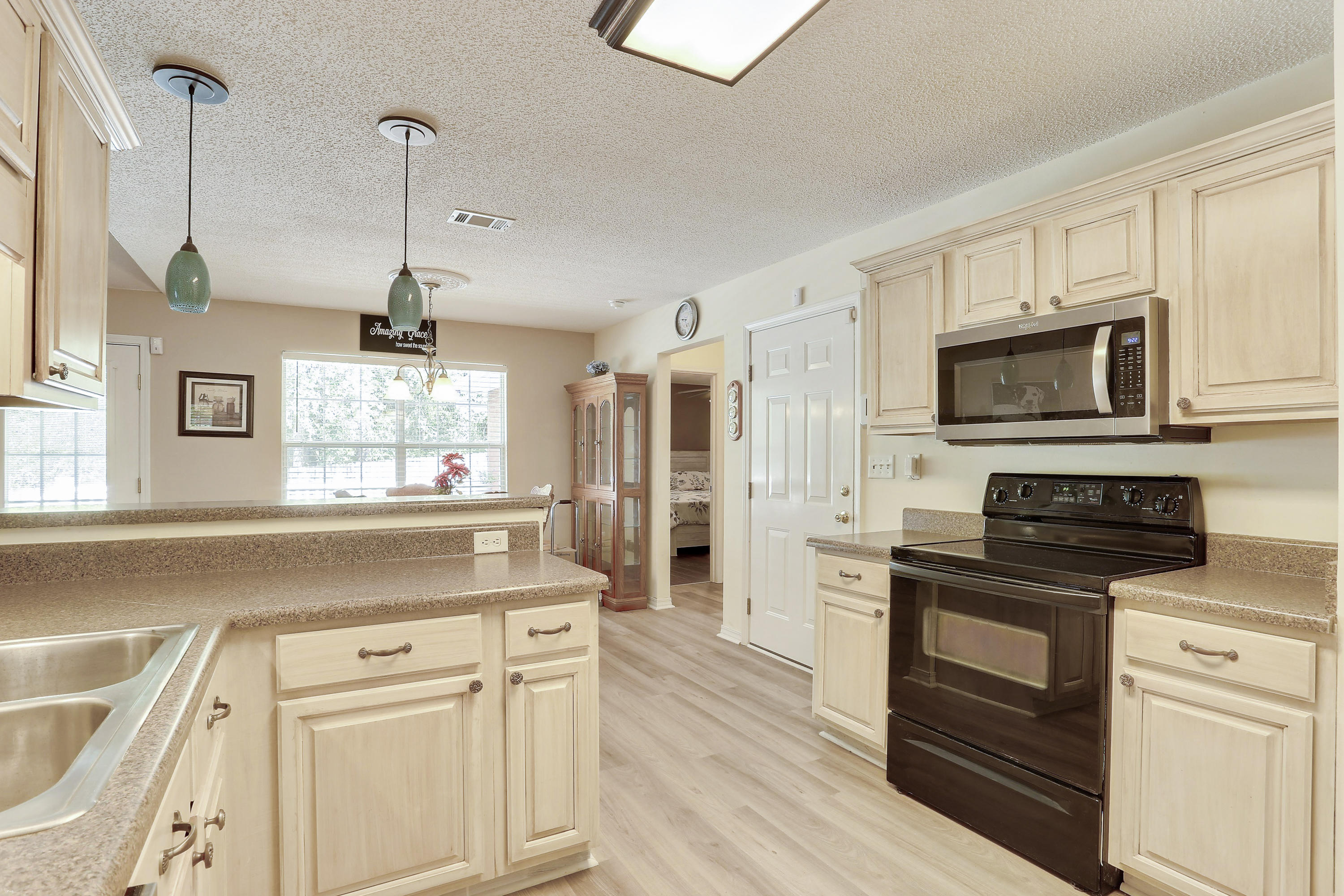 GOLDEN OAKS ESTATES LOT 8 - Residential