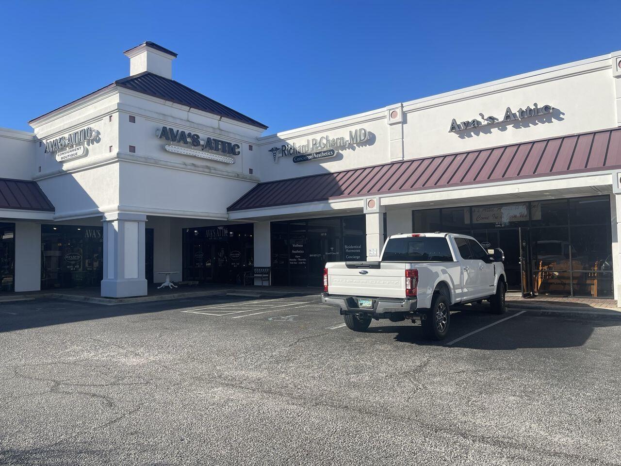 10,00 SF OPPORTUNITY TO LEASE IN A HIGH TRAFFIC, WELL ESTABLISHED COMPLEX. GOOD ACCESSIBILITY- WELL LOCATED IN MIRAMAR BEACH IN BETWEEN SANDESTIN AND DESTIN.
