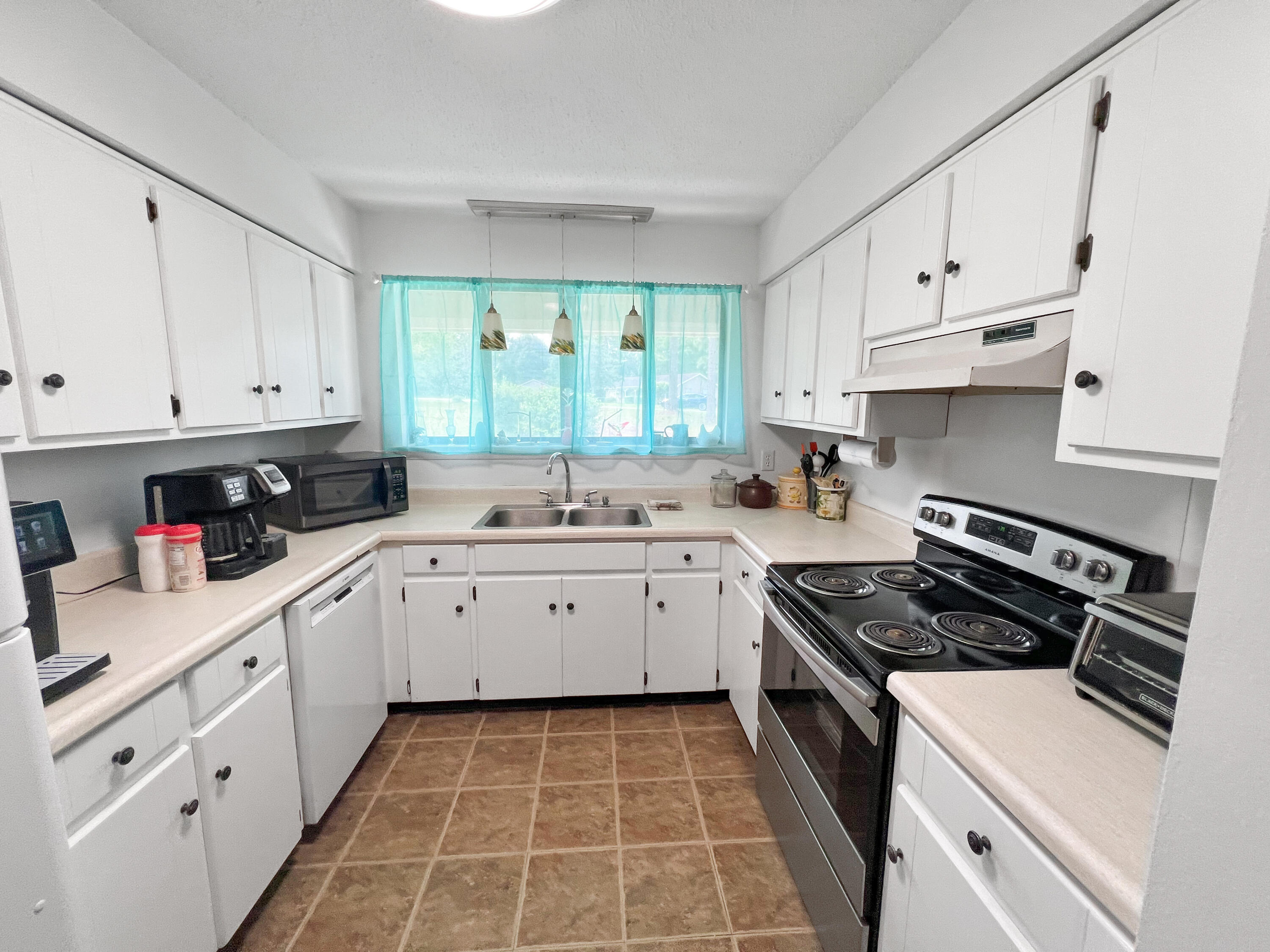 WHISPERING LAKES ESTATES - Residential