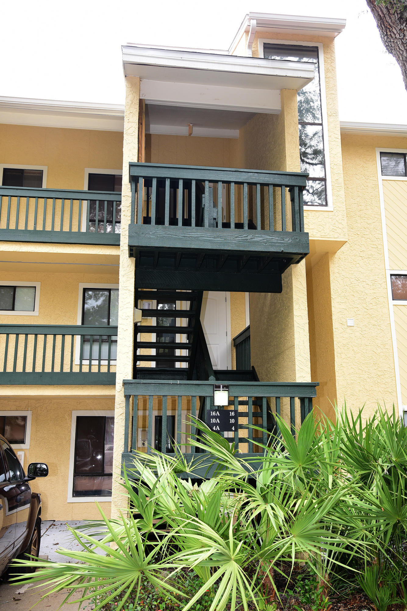 GREAT investment opportunity. Rare 1st floor condo with Marina views in Bluewater Bay!2 unit waterfront condos for the price of 1. 1 bedroom, 1 bath unit boasting large living area with open kitchen and dining area and private deck overlooking the marina with shared exterior door connecting it to an efficiency unit with a full bath, kitchenette and waterfront deck. Don't hesitate!New HVAC in 2018