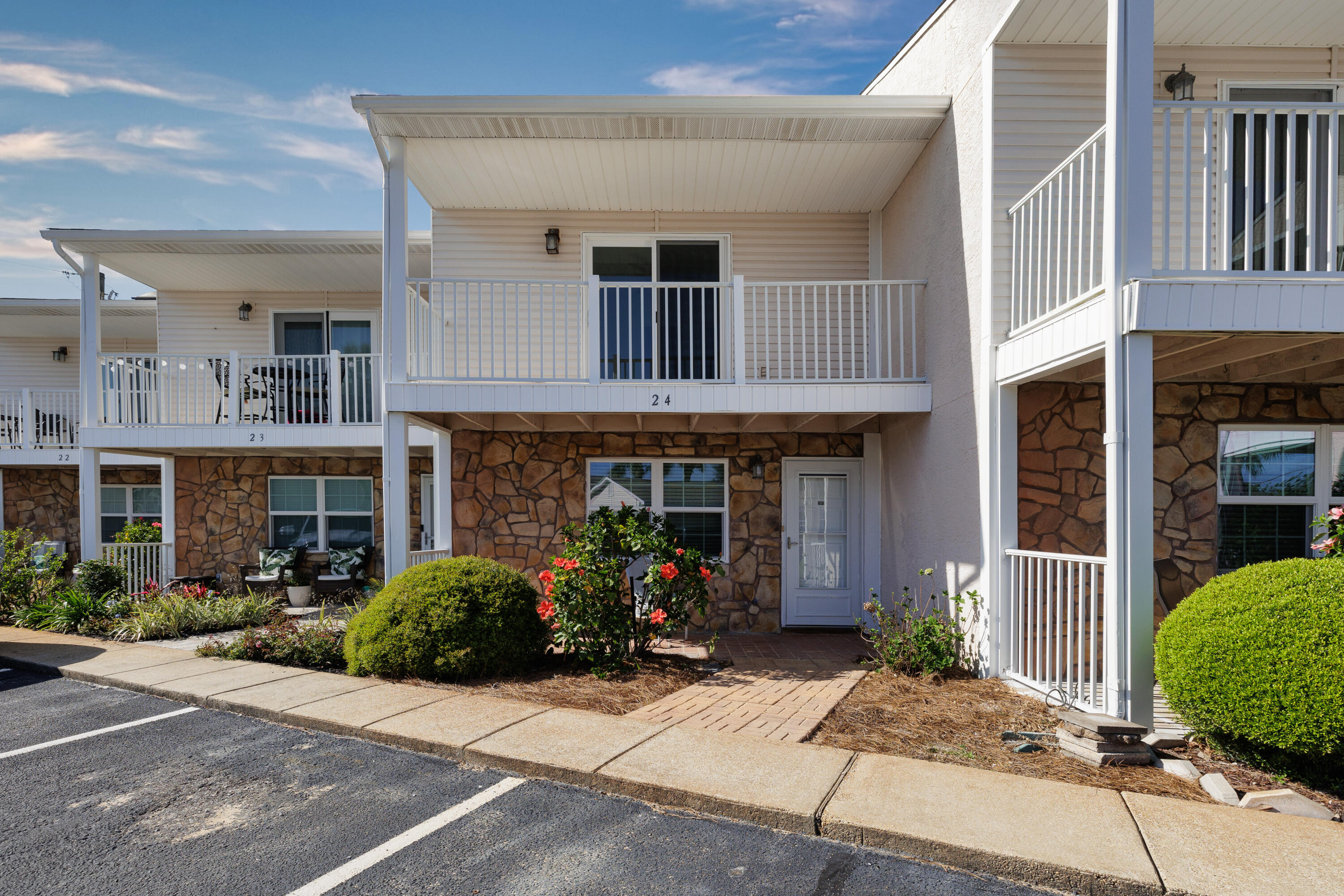 WOODLAND SHORES T/H PH 1 - Residential