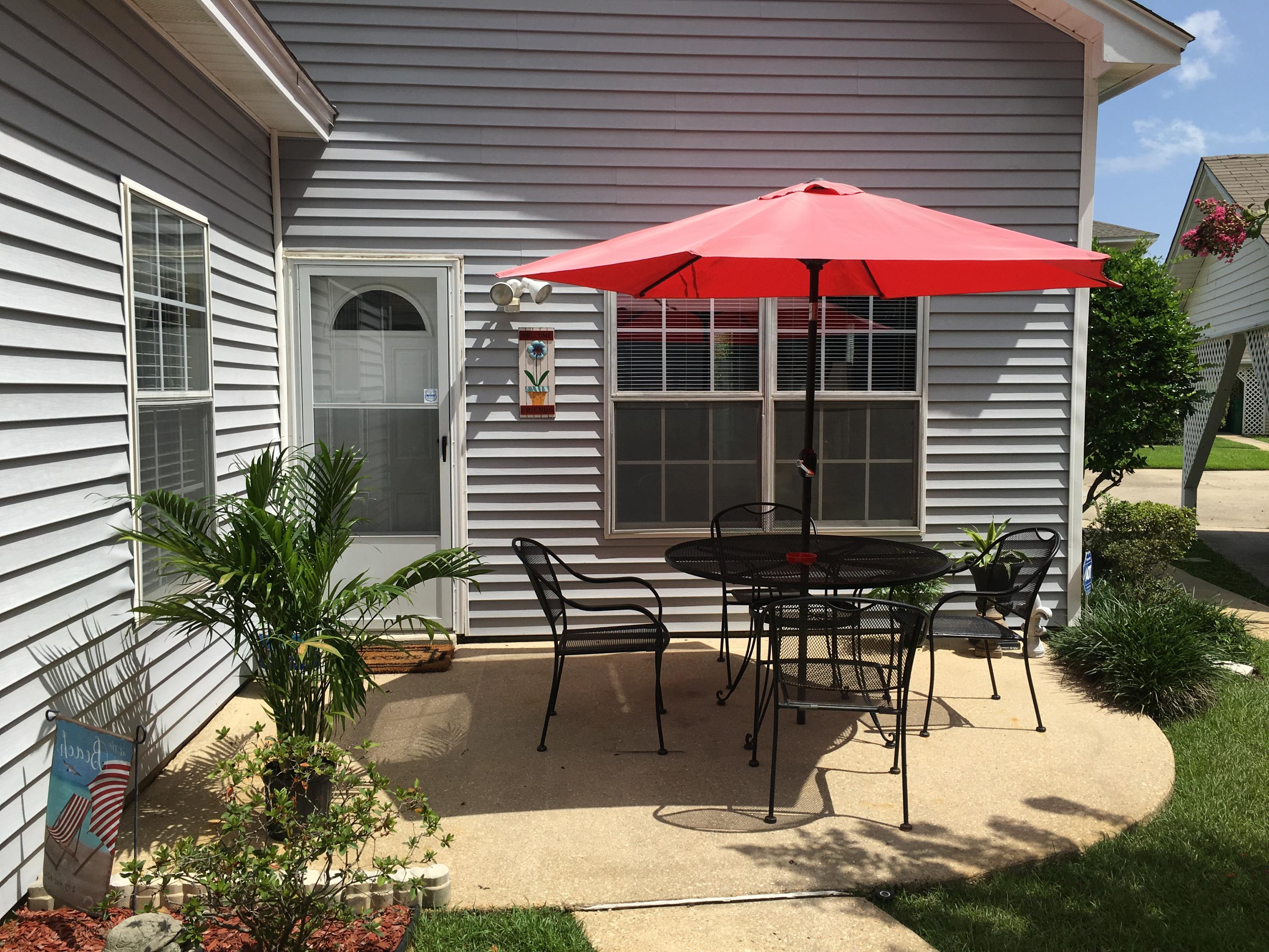 Cute!/Spacious/Turnkey/Convent/1st Floor Master with EnSuite Bathroom/1st floor Laundry/Granite Kitchen countertops /Vaulted Ceilings/ Storage Unit included/ qualifies for 100% financing for 1st time home buyers/Lender can finance quickly