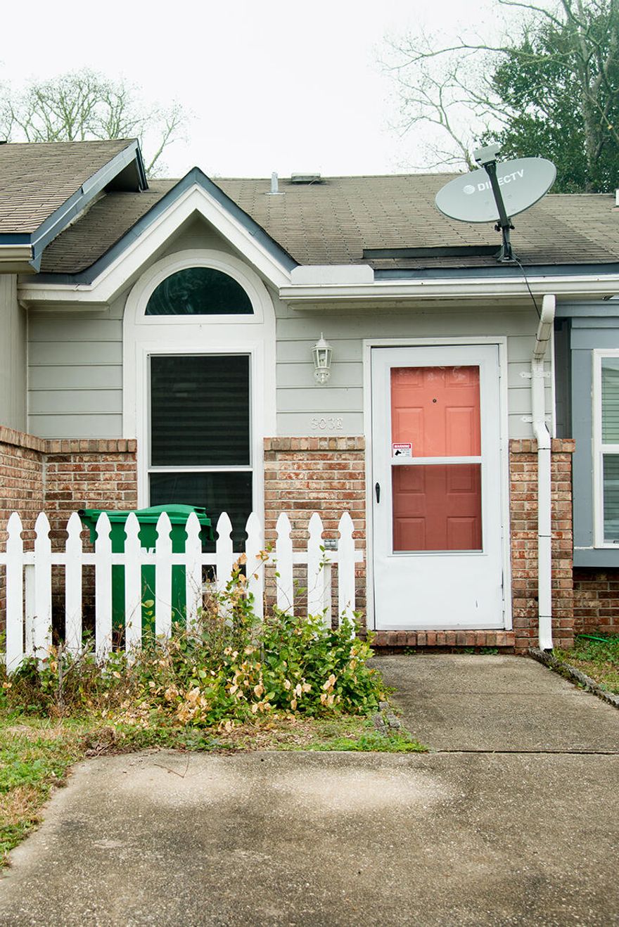 Cute 1 bedroom centrally located to both Eglin AFB and Hurlburt Field.  Small fenced back yard.