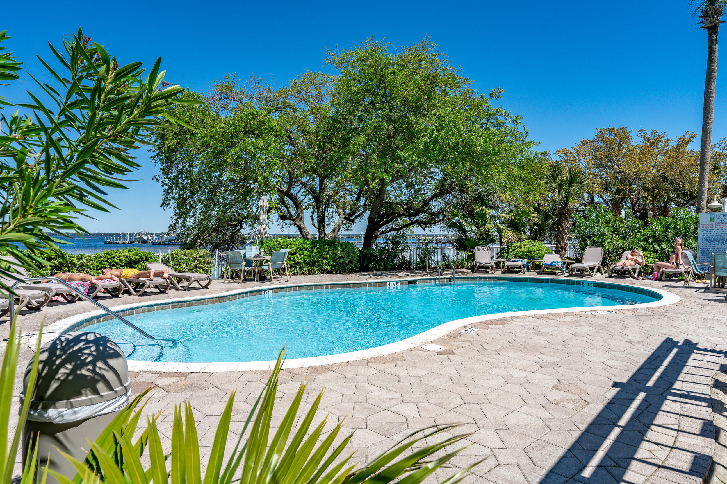 DESTIN WEST GULFSIDE VILLAS - Residential