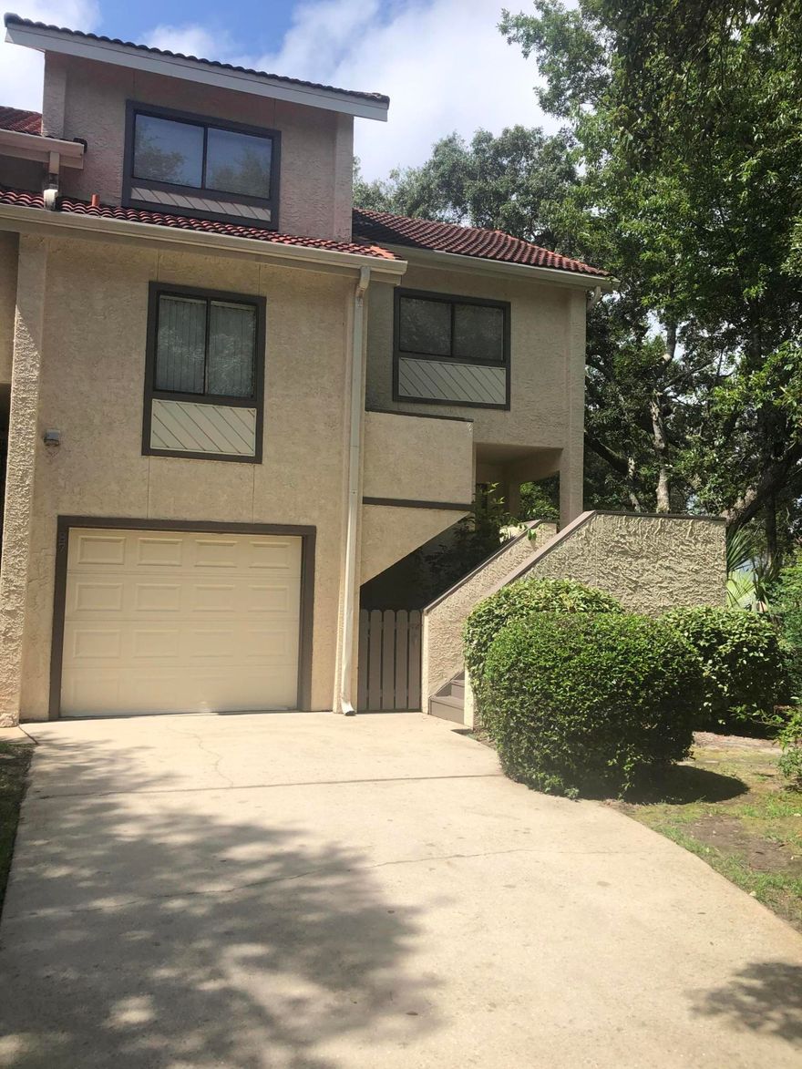 End unit town home, surrounded by hugh shady oaks. This private community offers a dock/park on the bay. Conveniently located within walking distance of the marina, restaurant and oyster bar, where you can enjoy dinner or kayak/paddlebaord to take in the sunsets. HOA includes lawn & exterior maintenance. Located in Bluewater Bay, a community with heated pools, tennis, and golfing. A short commute to minutes of Eglin, Duke, the 7th SFG, Hurlburt. Buyer to verify room dimensions.