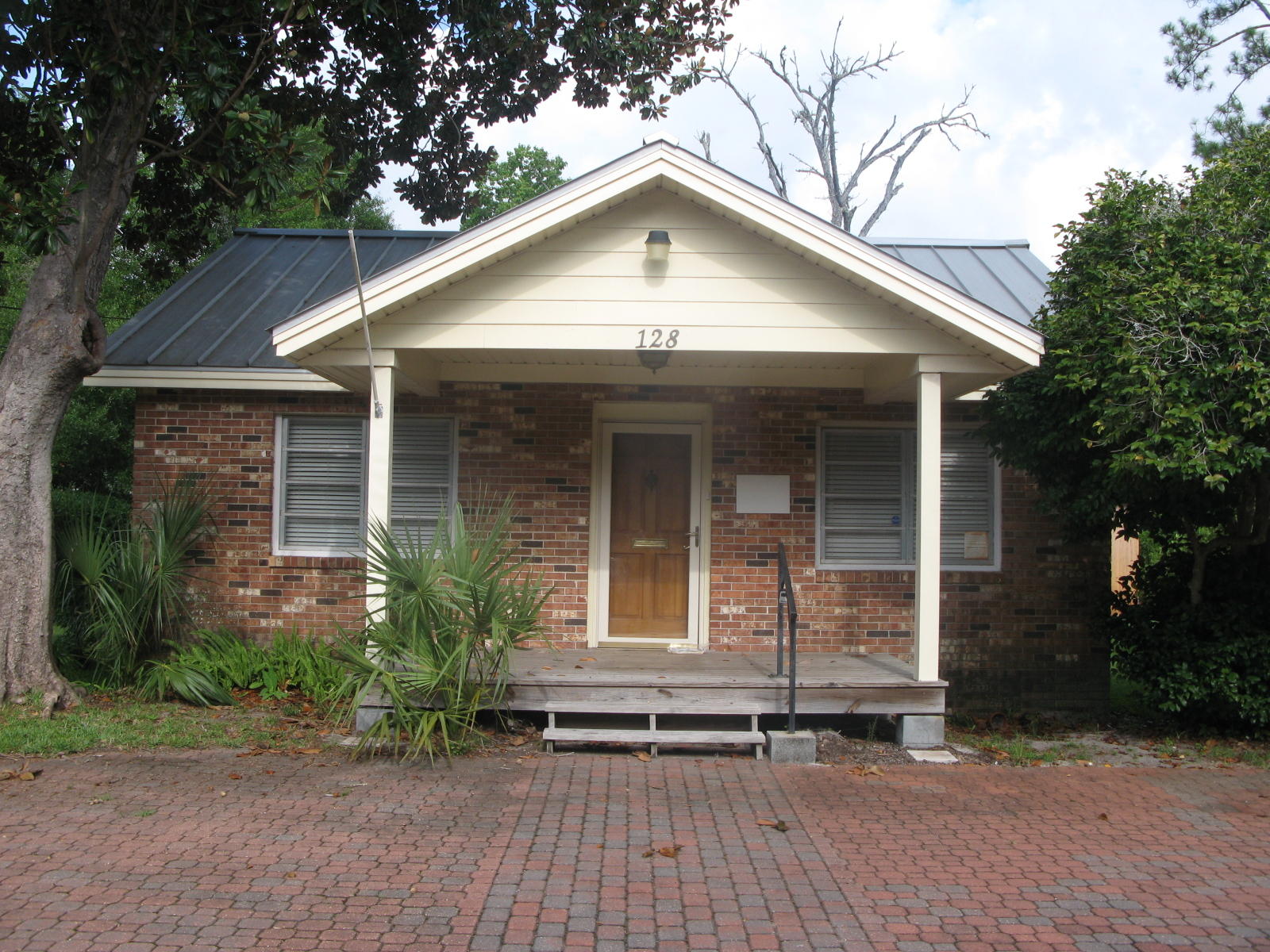 3 private offices, large reception waiting area, large open room, kitchen, 1 restroom with shower. Property also for sale.